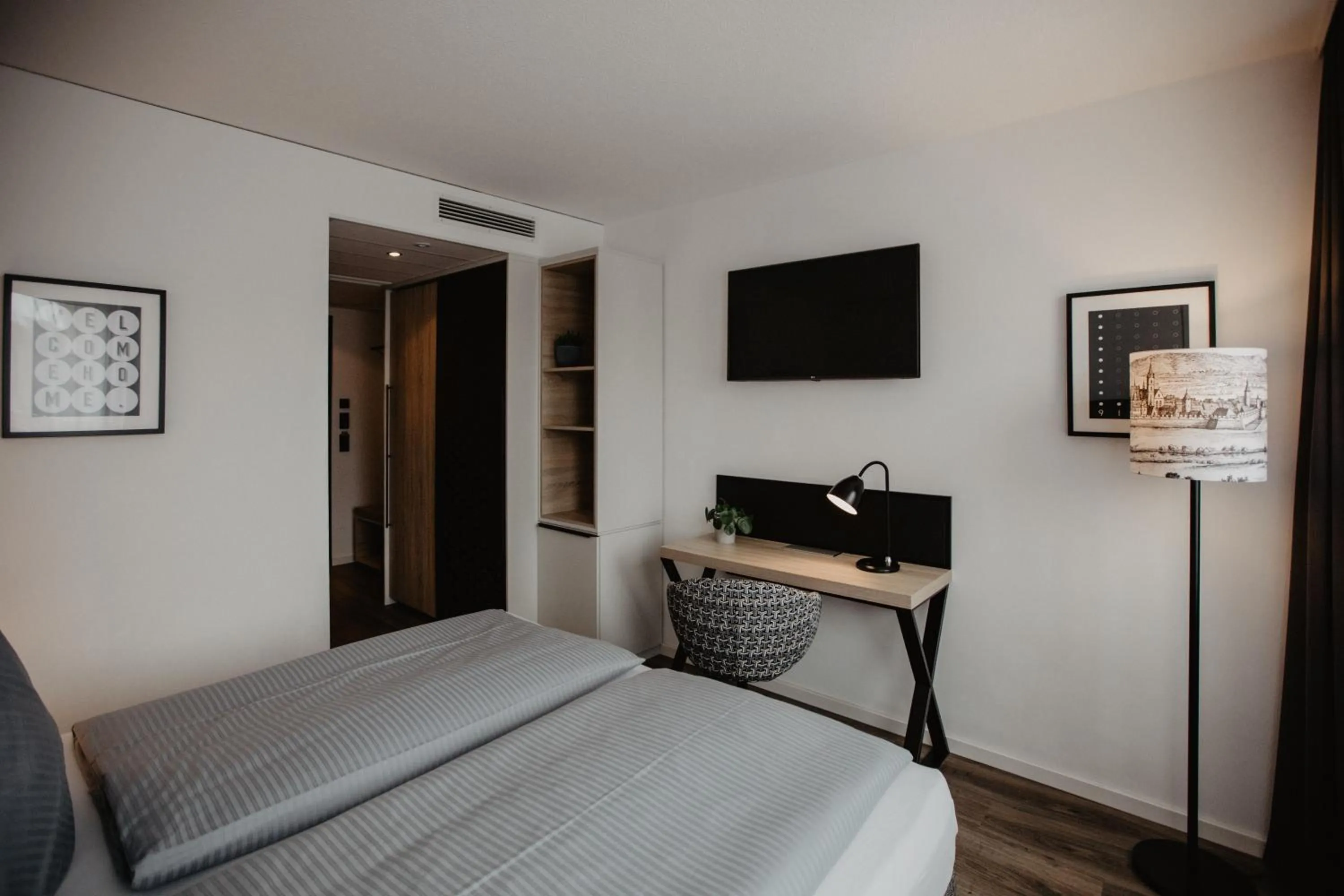 Shower, Bed in Arivo Forchheim