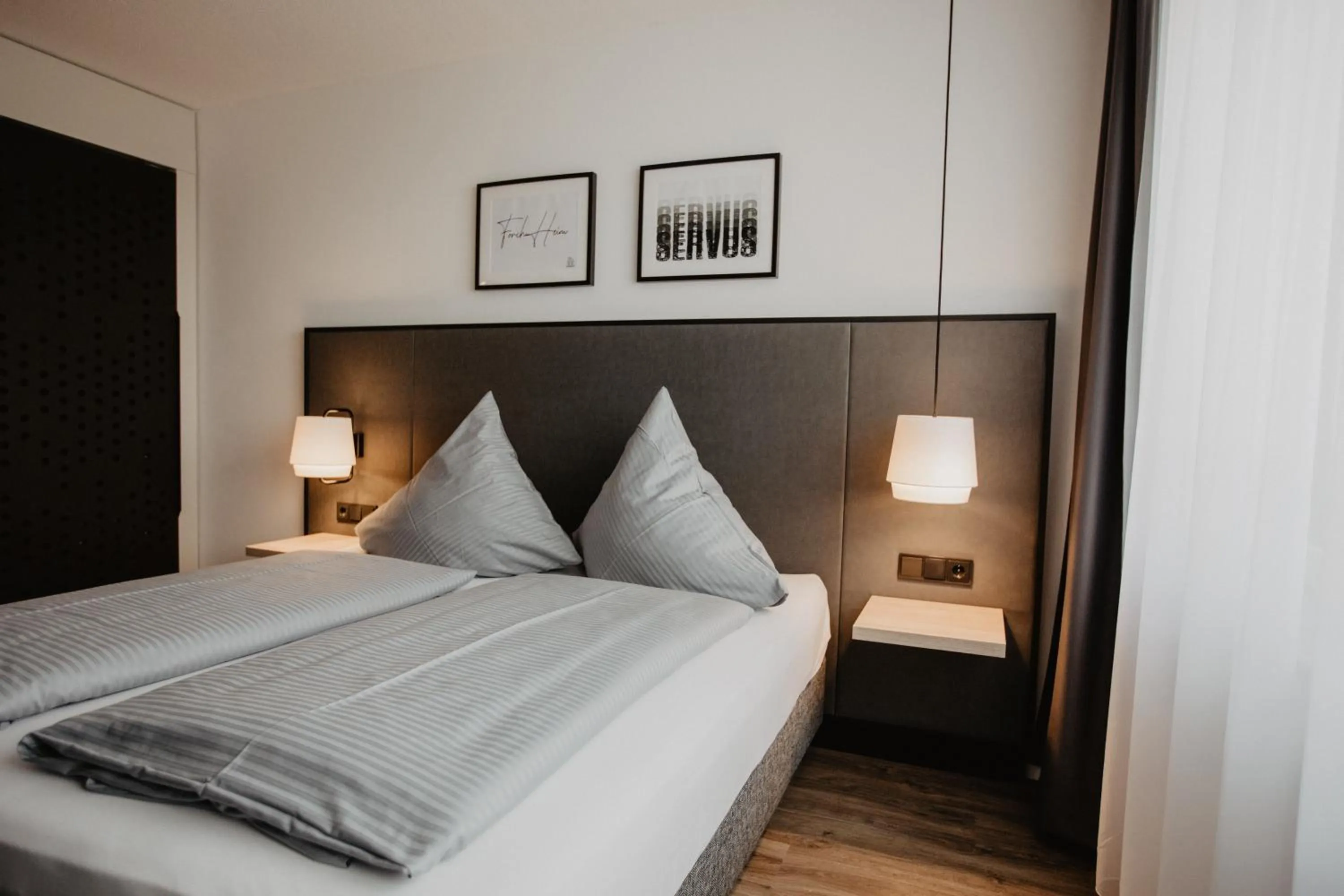 Shower, Bed in Arivo Forchheim