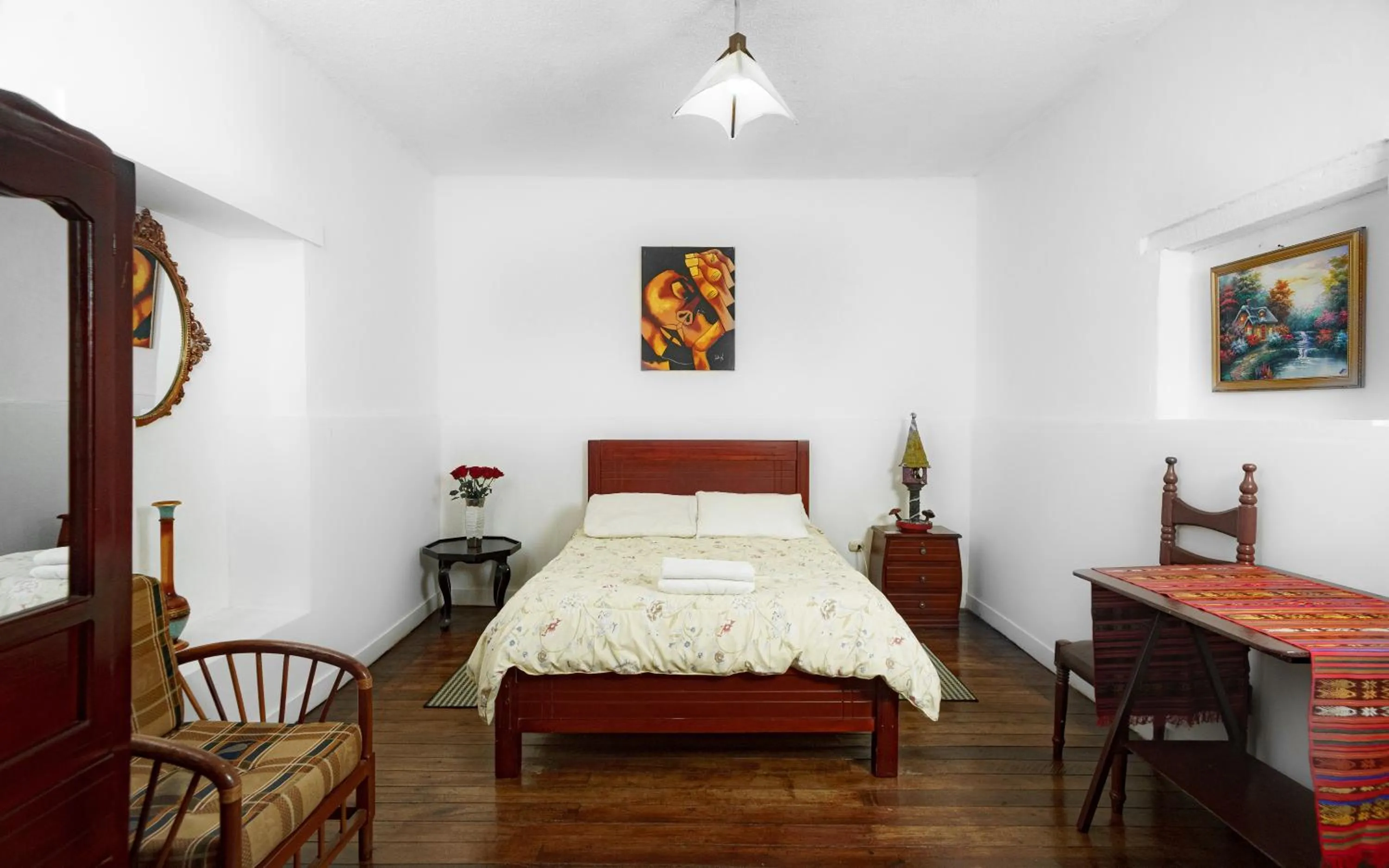 Bed in Colonial House Inn