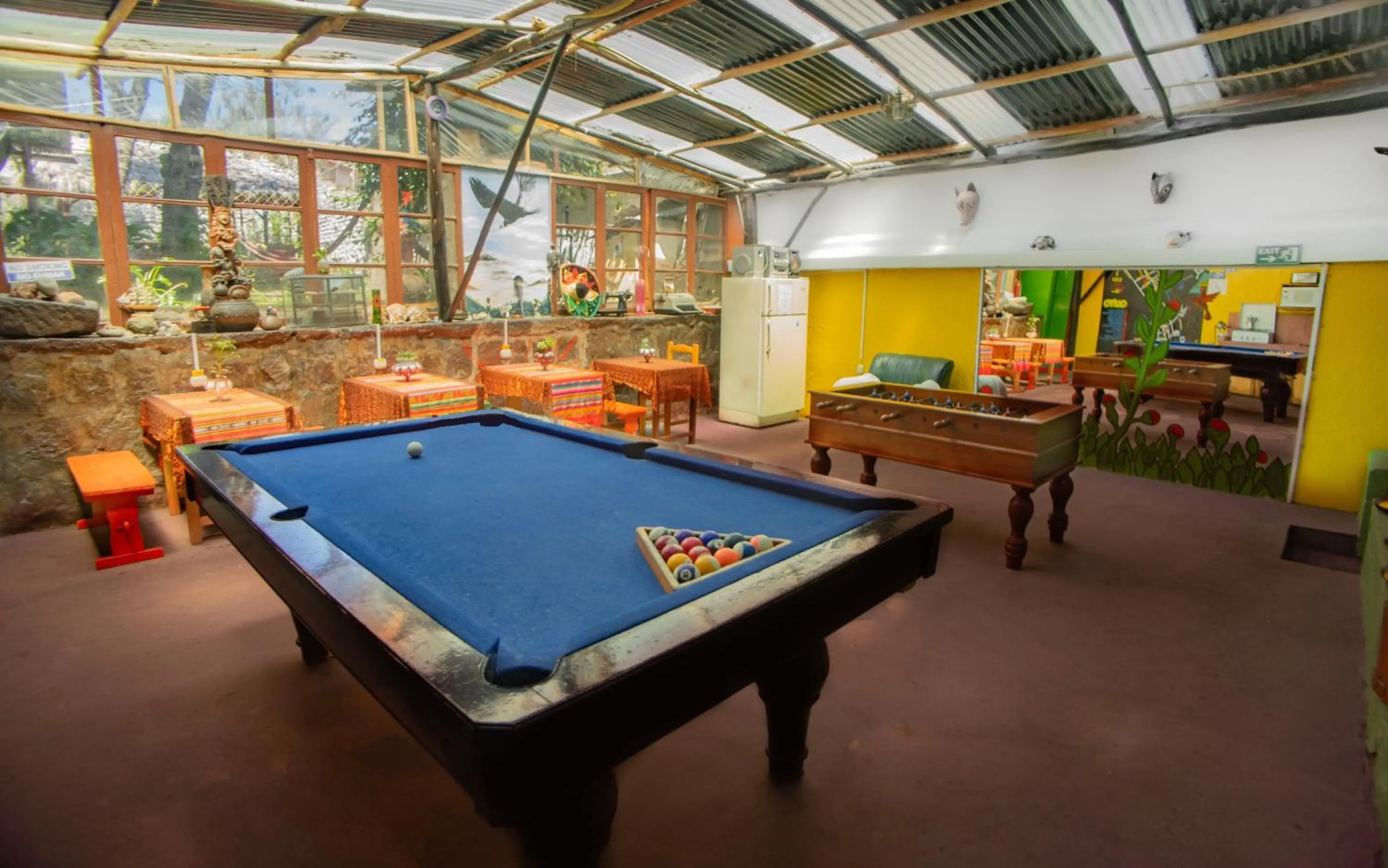 Communal lounge/ TV room in Colonial House Inn
