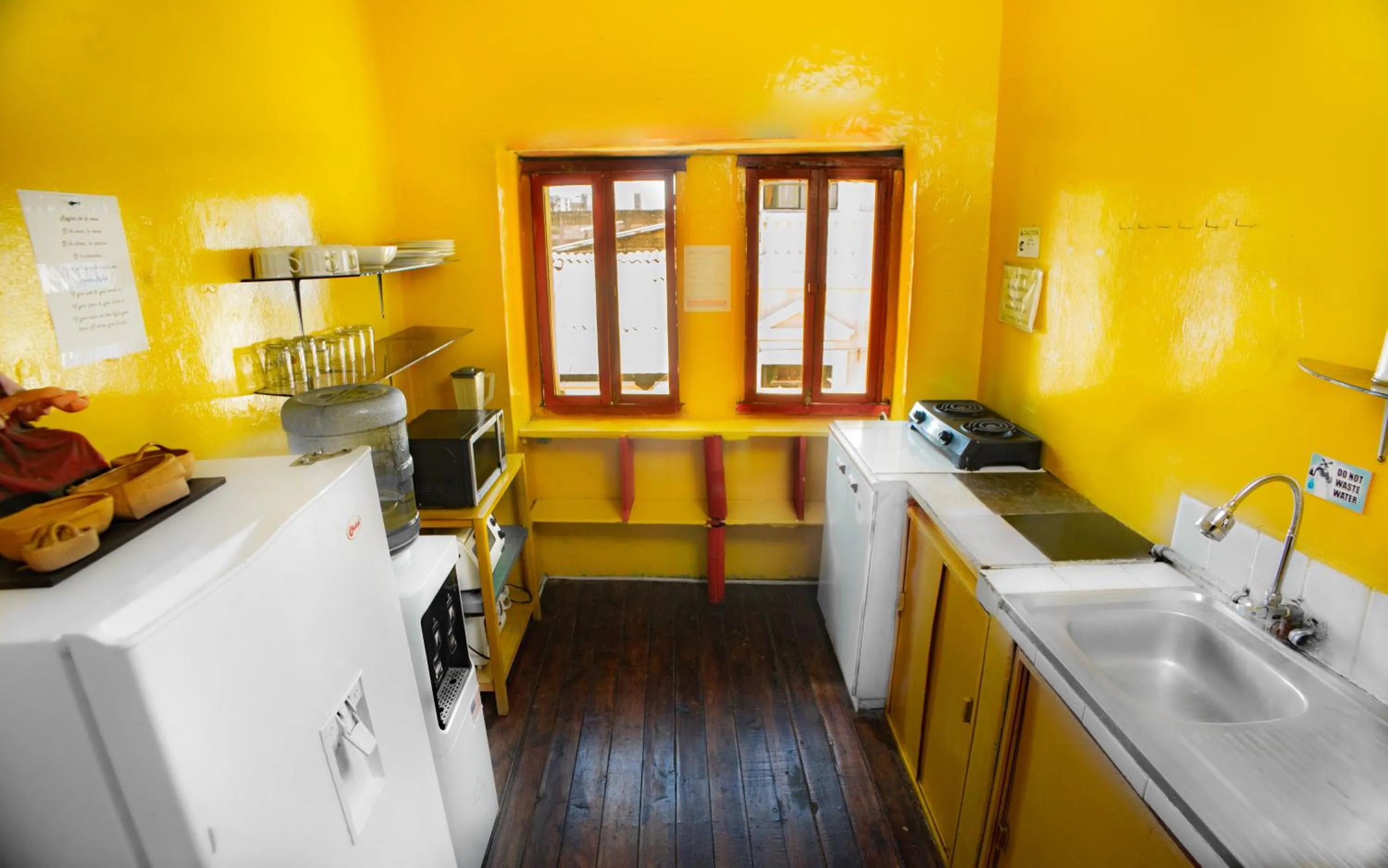 Communal kitchen in Colonial House Inn