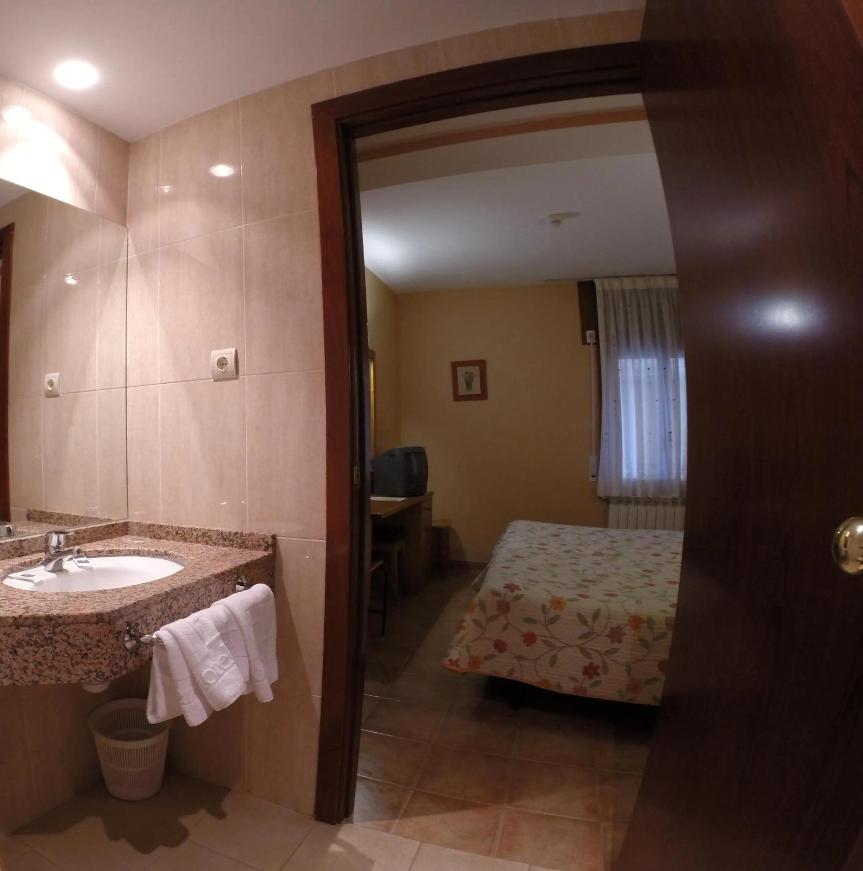 Bathroom, Bed in El Pilar