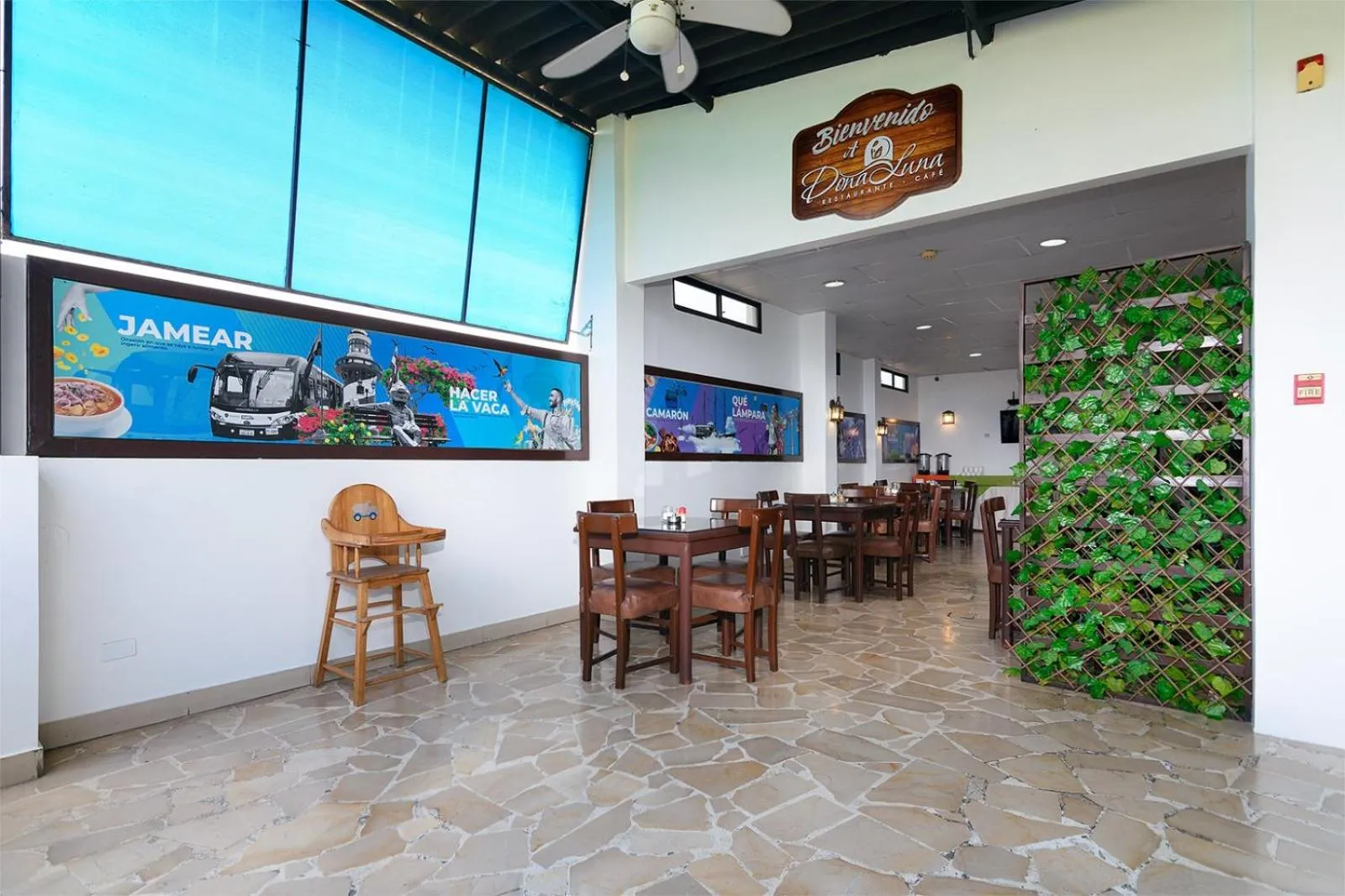 Restaurant/places to eat in Hotel de Alborada