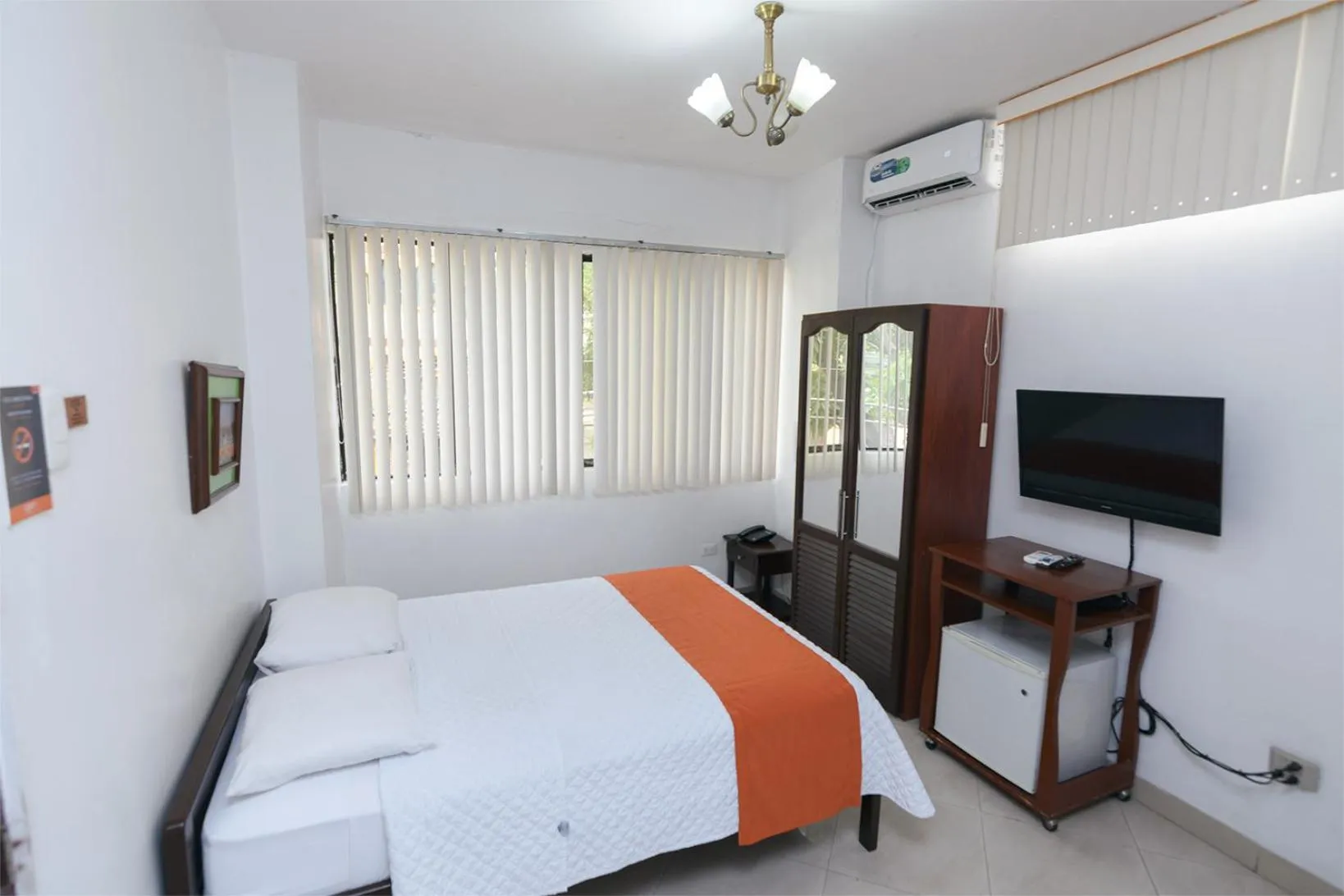 Photo of the whole room, Bed in Hotel de Alborada