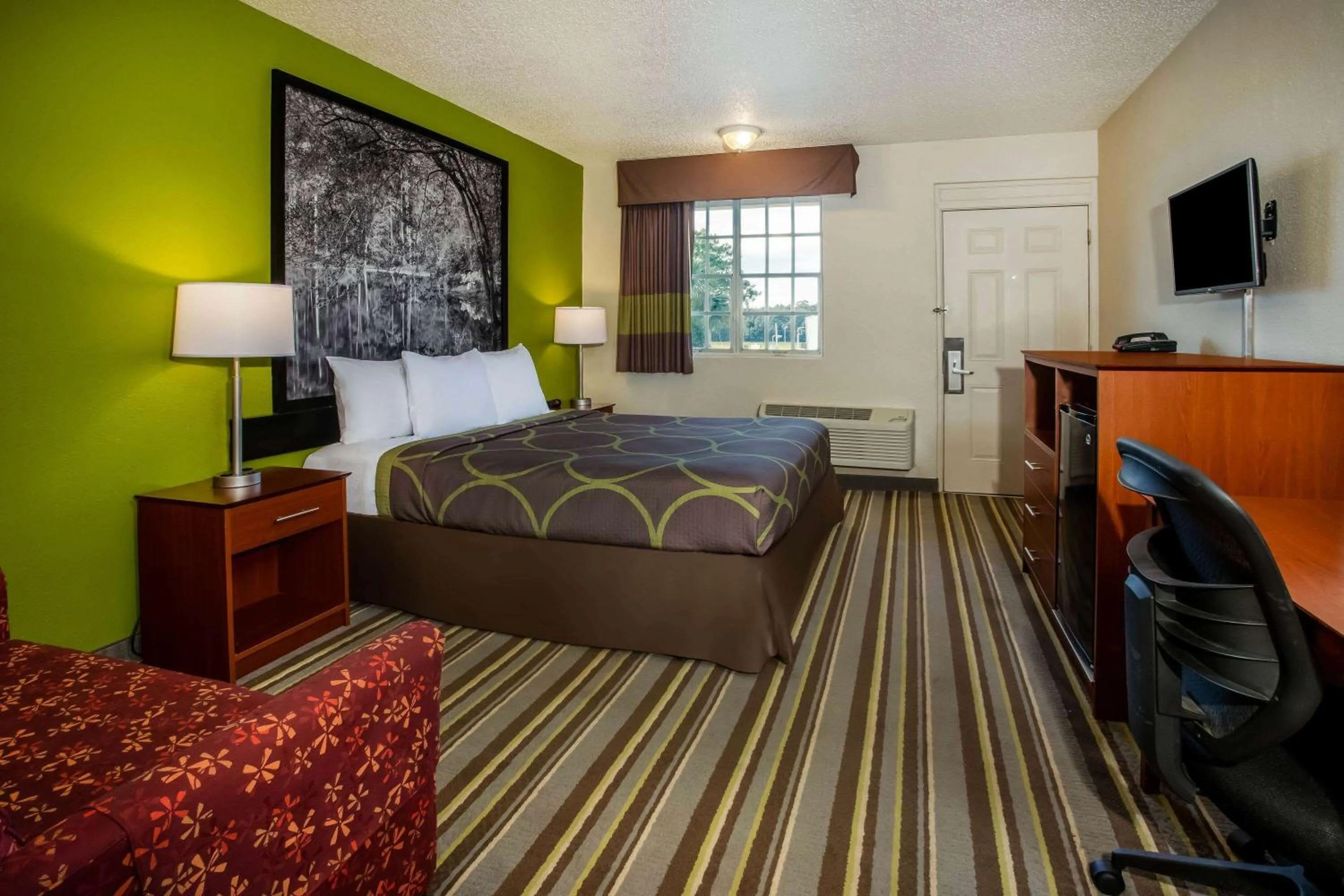Photo of the whole room, Bed in Super 8 by Wyndham Lake City