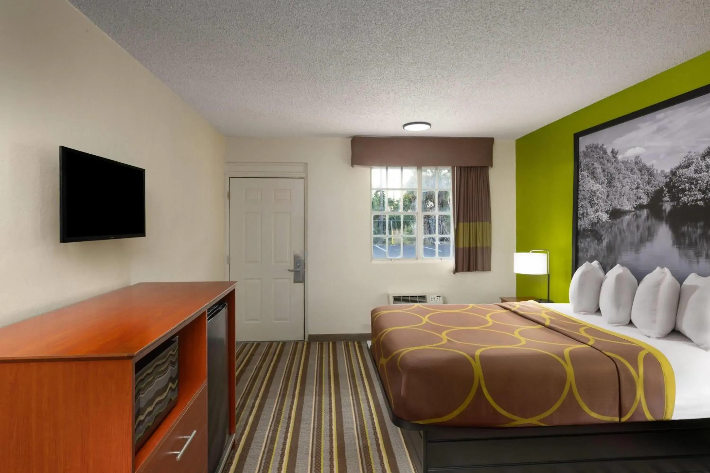 Photo of the whole room, Bed in Super 8 by Wyndham Lake City Photo of the whole room, Bed in Super 8 by Wyndham Lake City