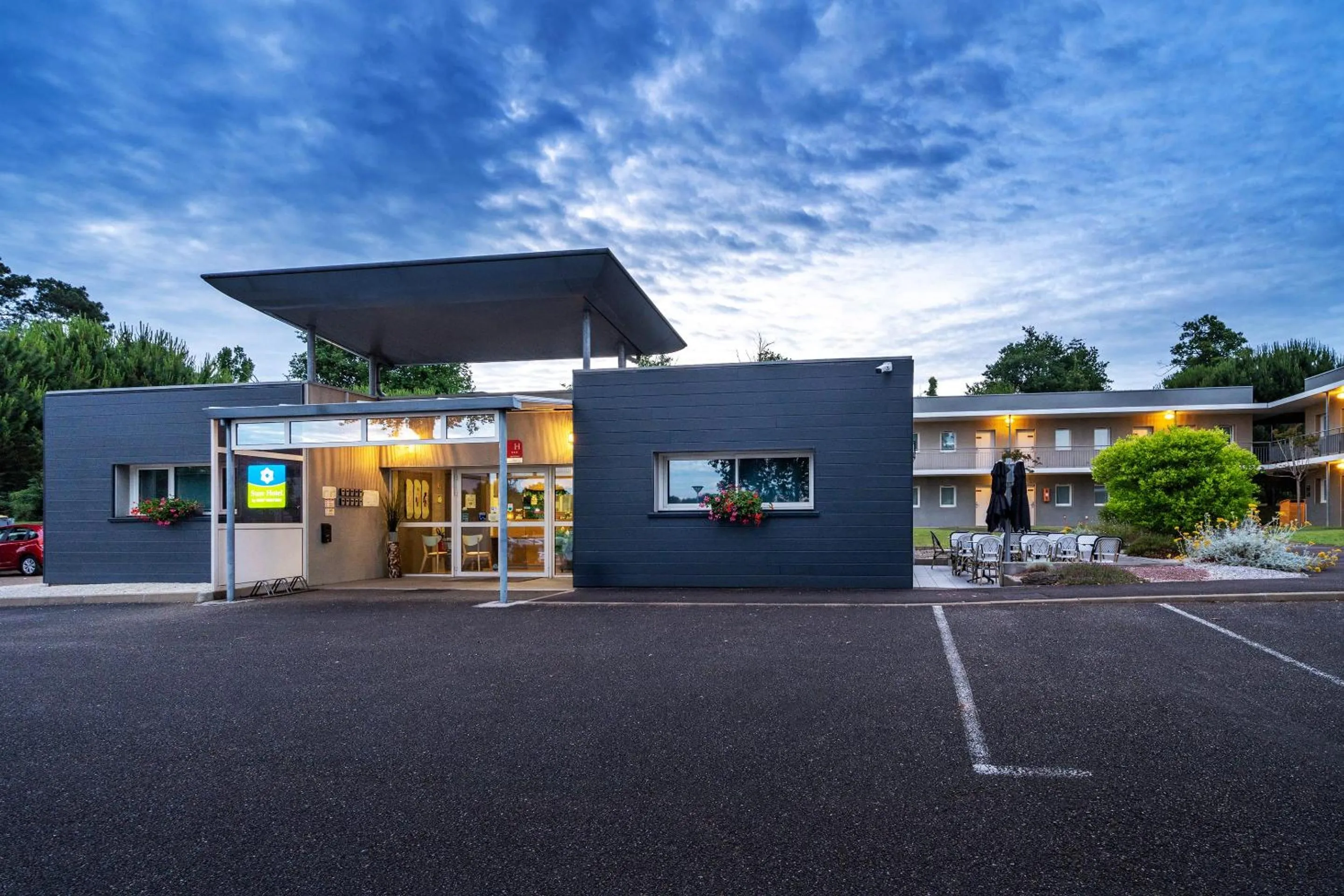 Property building in Sure Hotel by Best Western Mont-de-Marsan