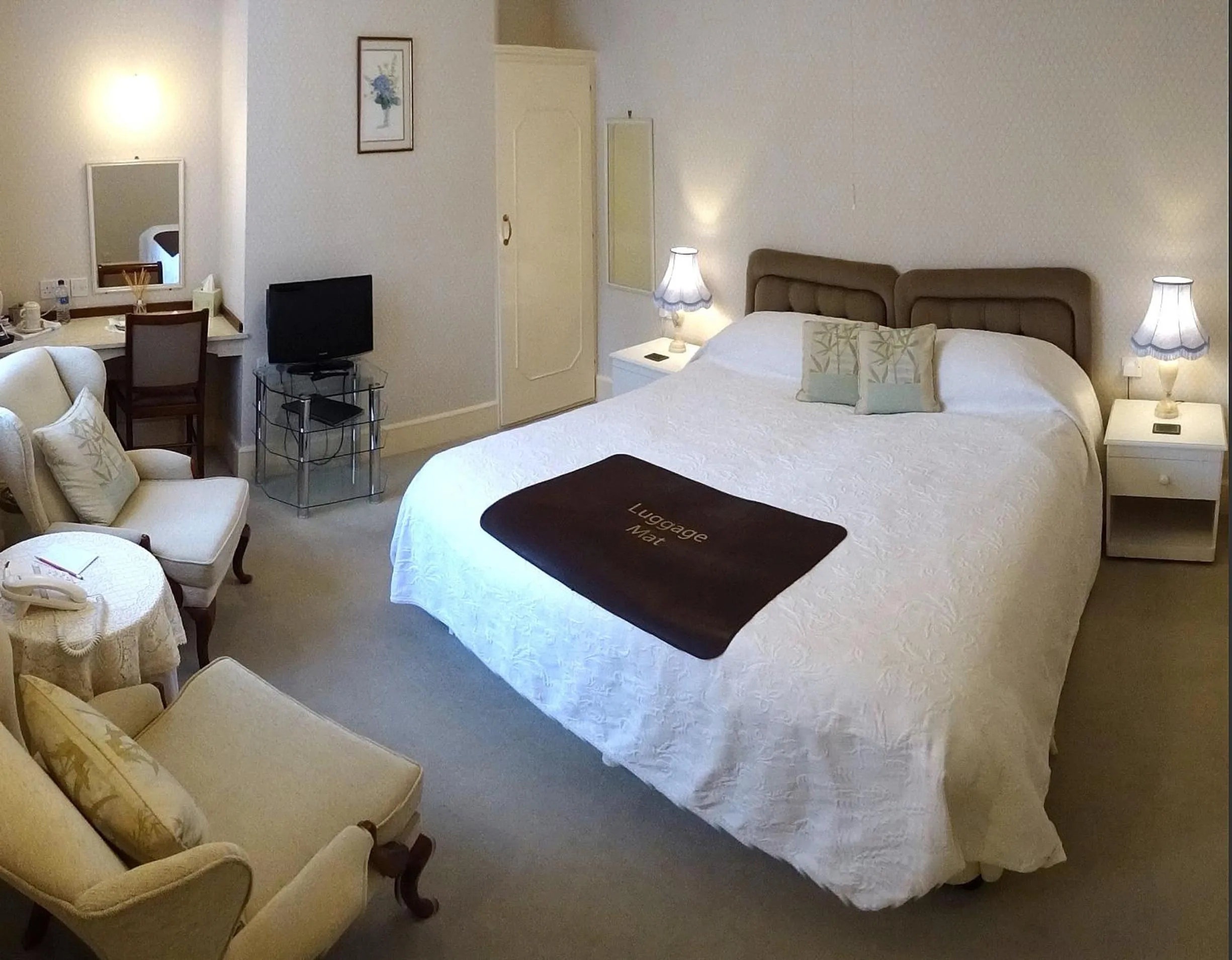 Photo of the whole room, Bed in The Chudleigh