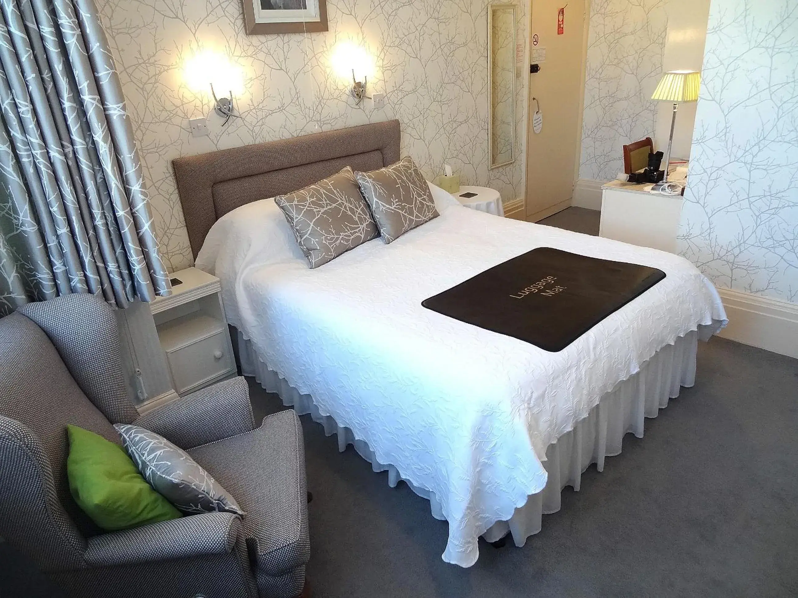 Photo of the whole room, Bed in The Chudleigh Photo of the whole room, Bed in The Chudleigh