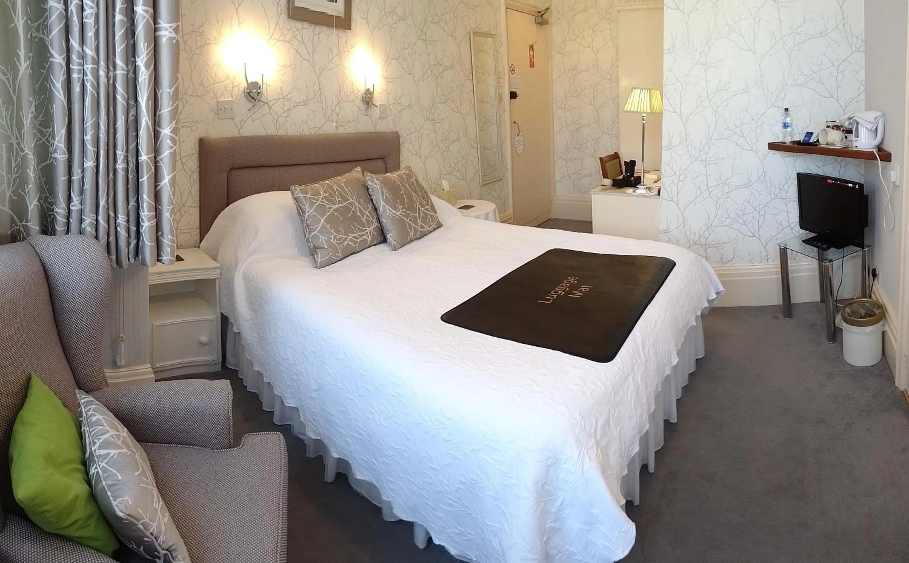 Photo of the whole room, Bed in The Chudleigh