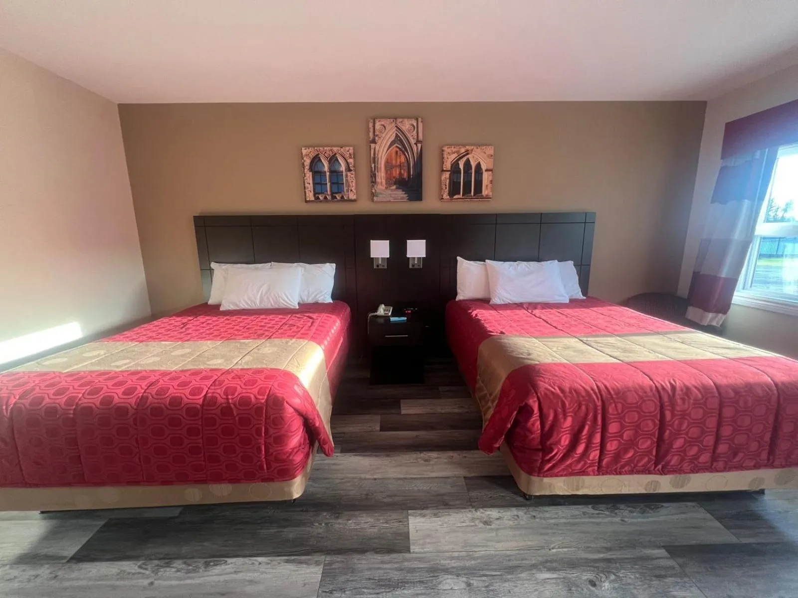 Bedroom, Bed in Colonial House Motor Inn