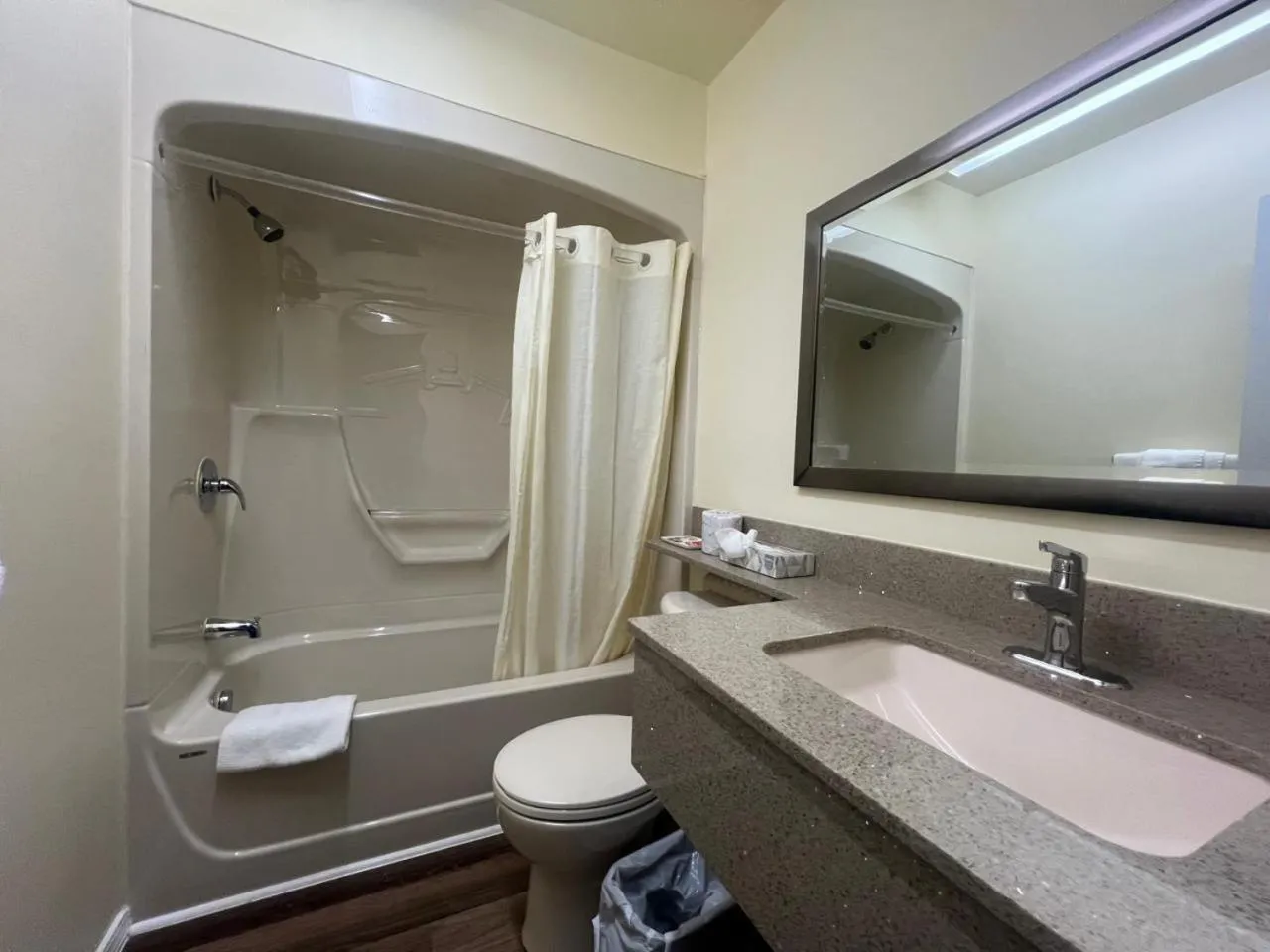 Bathroom in Colonial House Motor Inn