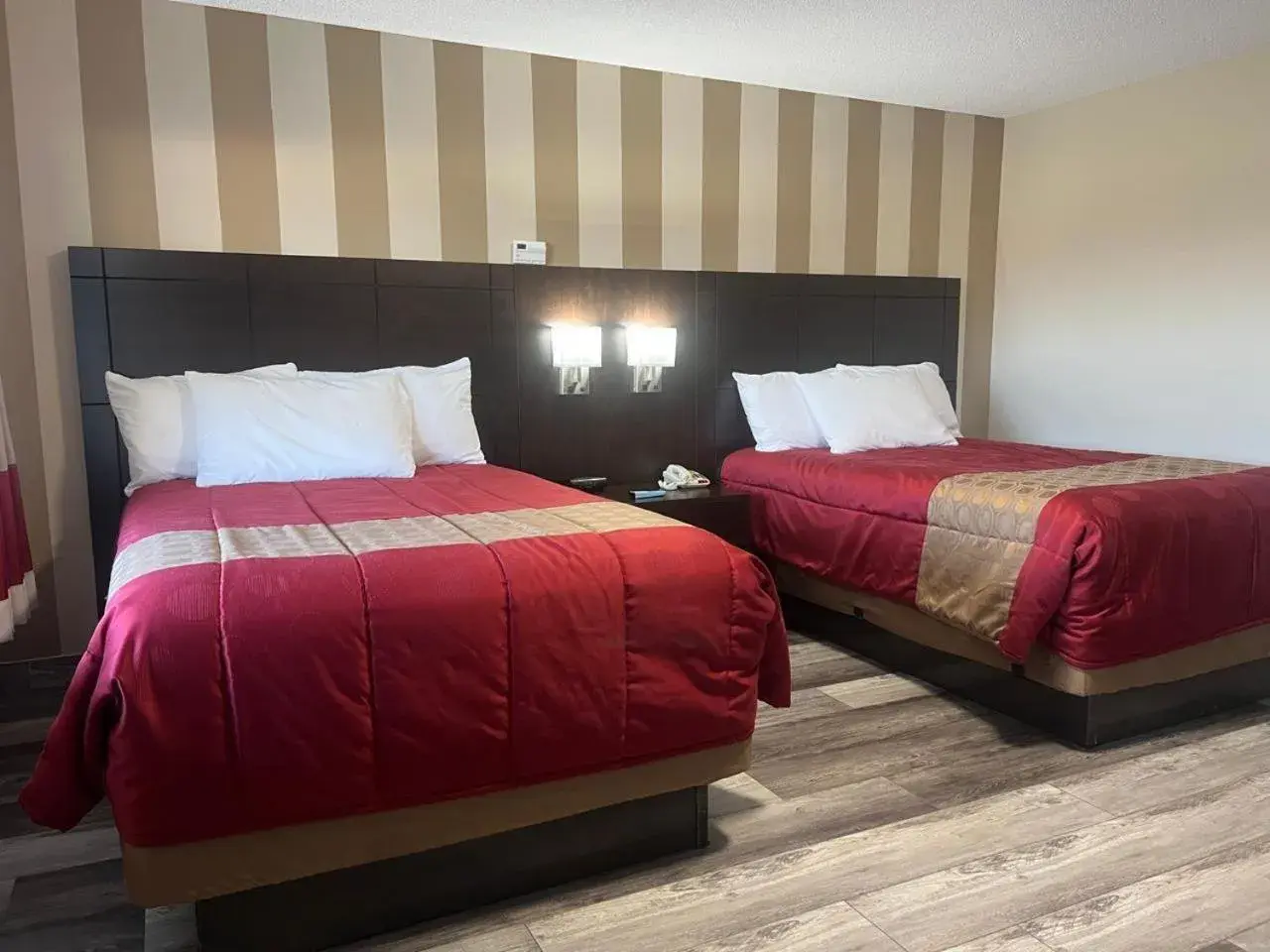 Double Room with Two Double Beds in Colonial House Motor Inn Double Room with Two Double Beds in Colonial House Motor Inn