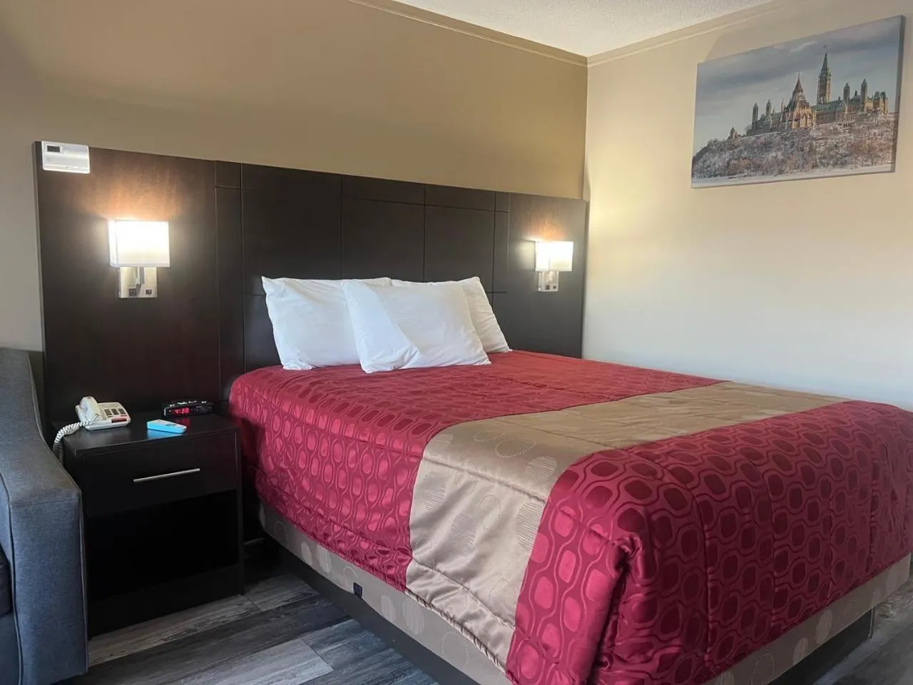 Bed in Colonial House Motor Inn