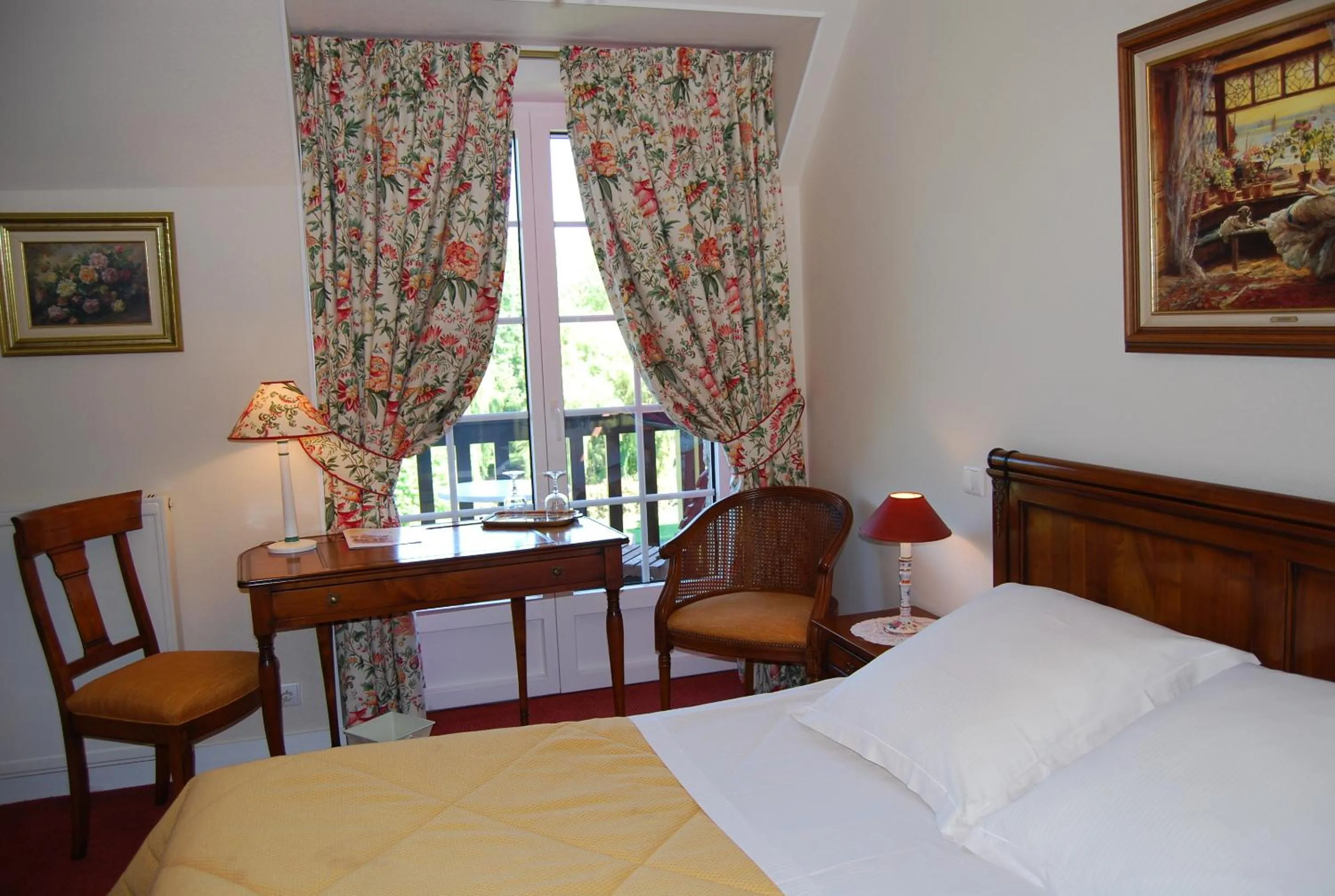 Photo of the whole room in Hostellerie de la Motte jean