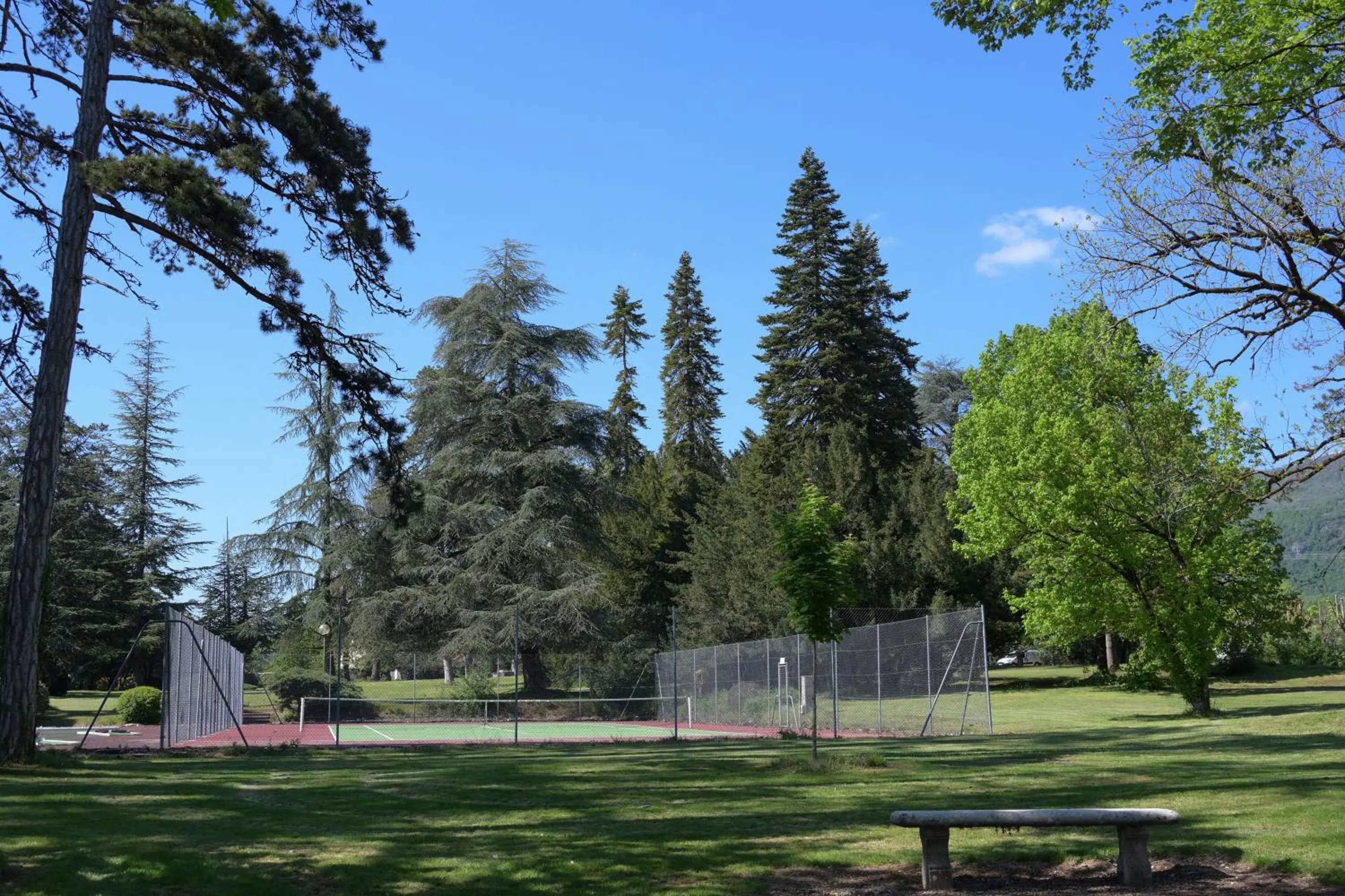 Tennis court in Cit'Hôtel La Résidence