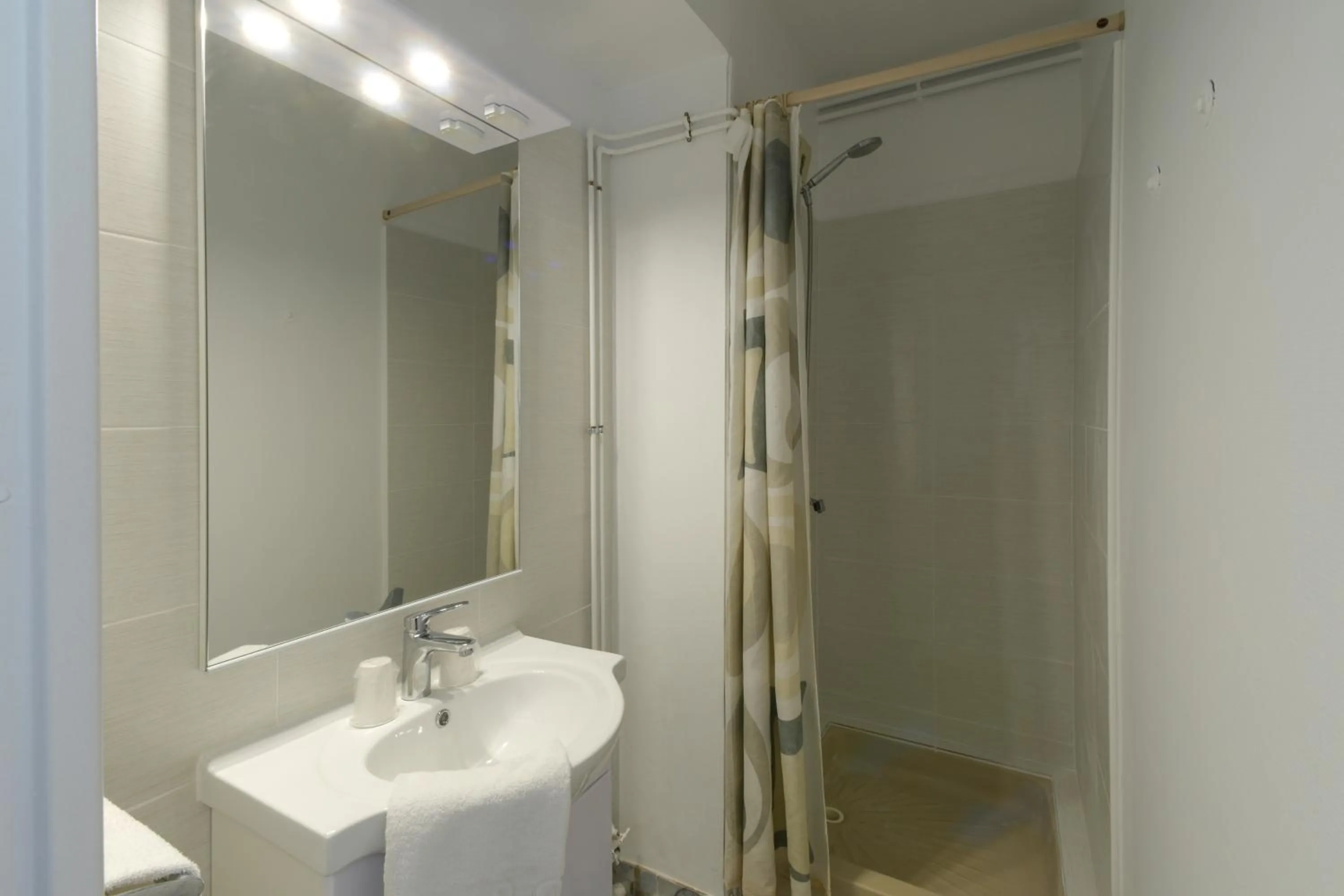 Bathroom in Cit'Hôtel La Résidence