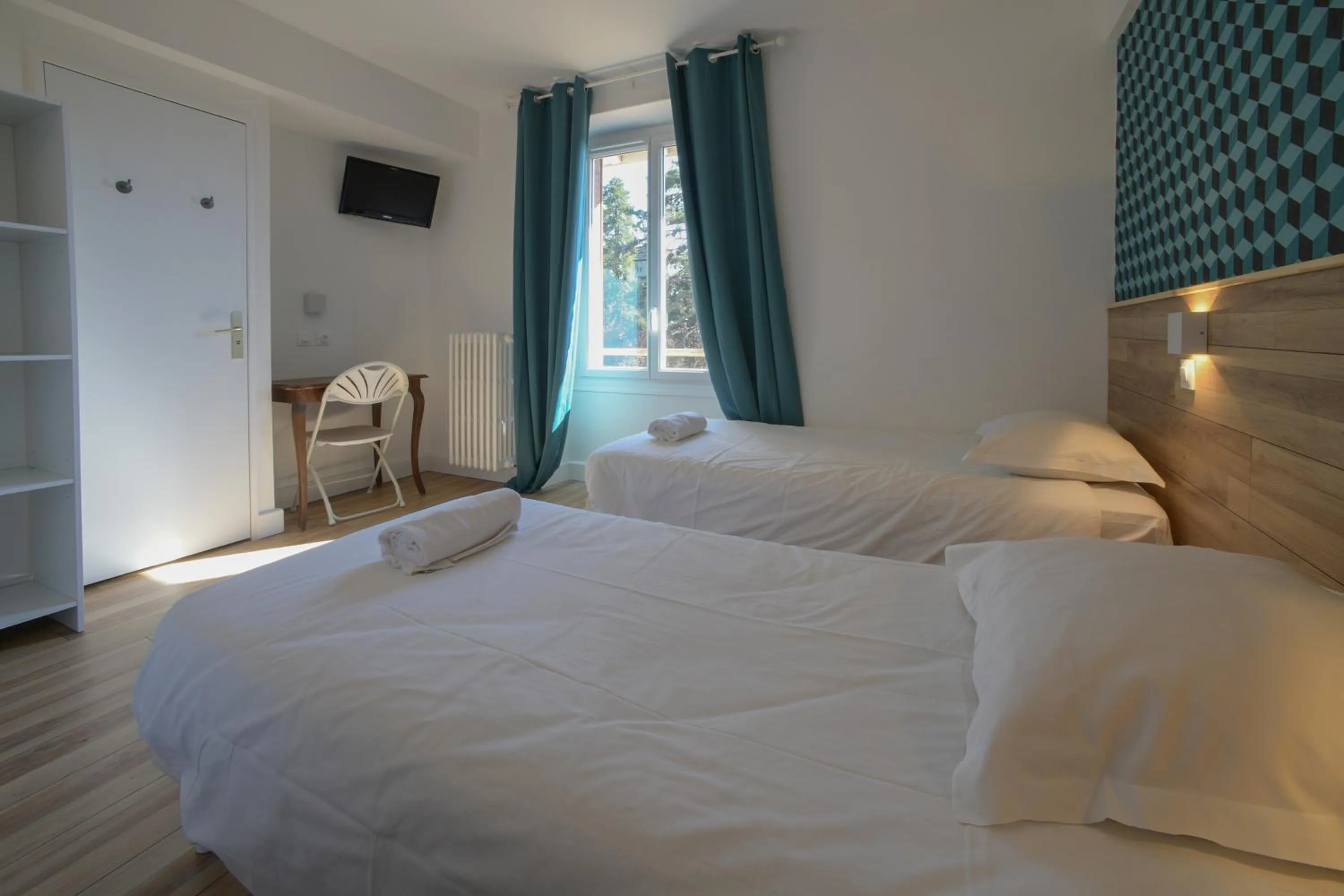 Bed in Cit'Hôtel La Résidence