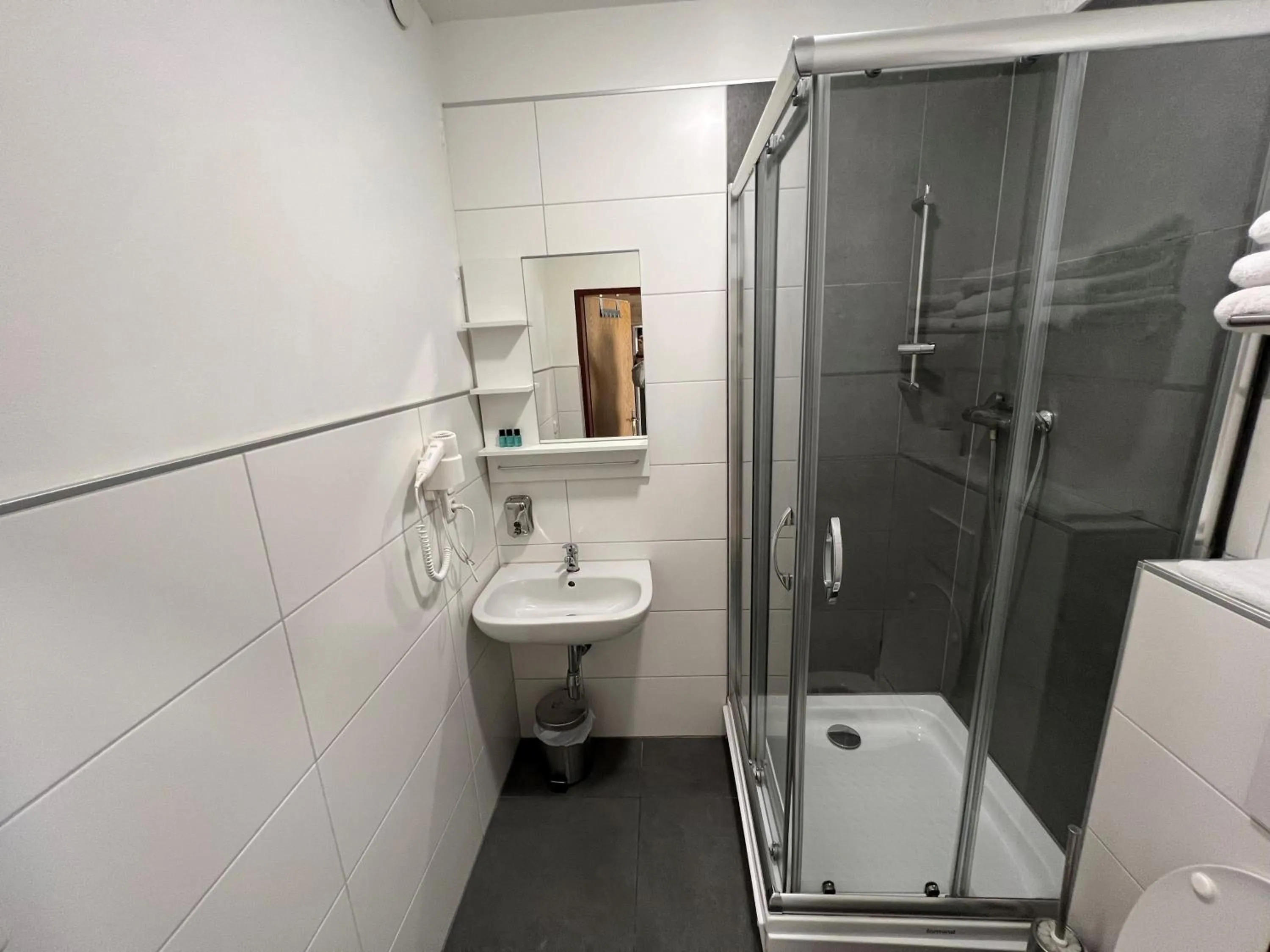 Shower in F Hotel 24h Check-In