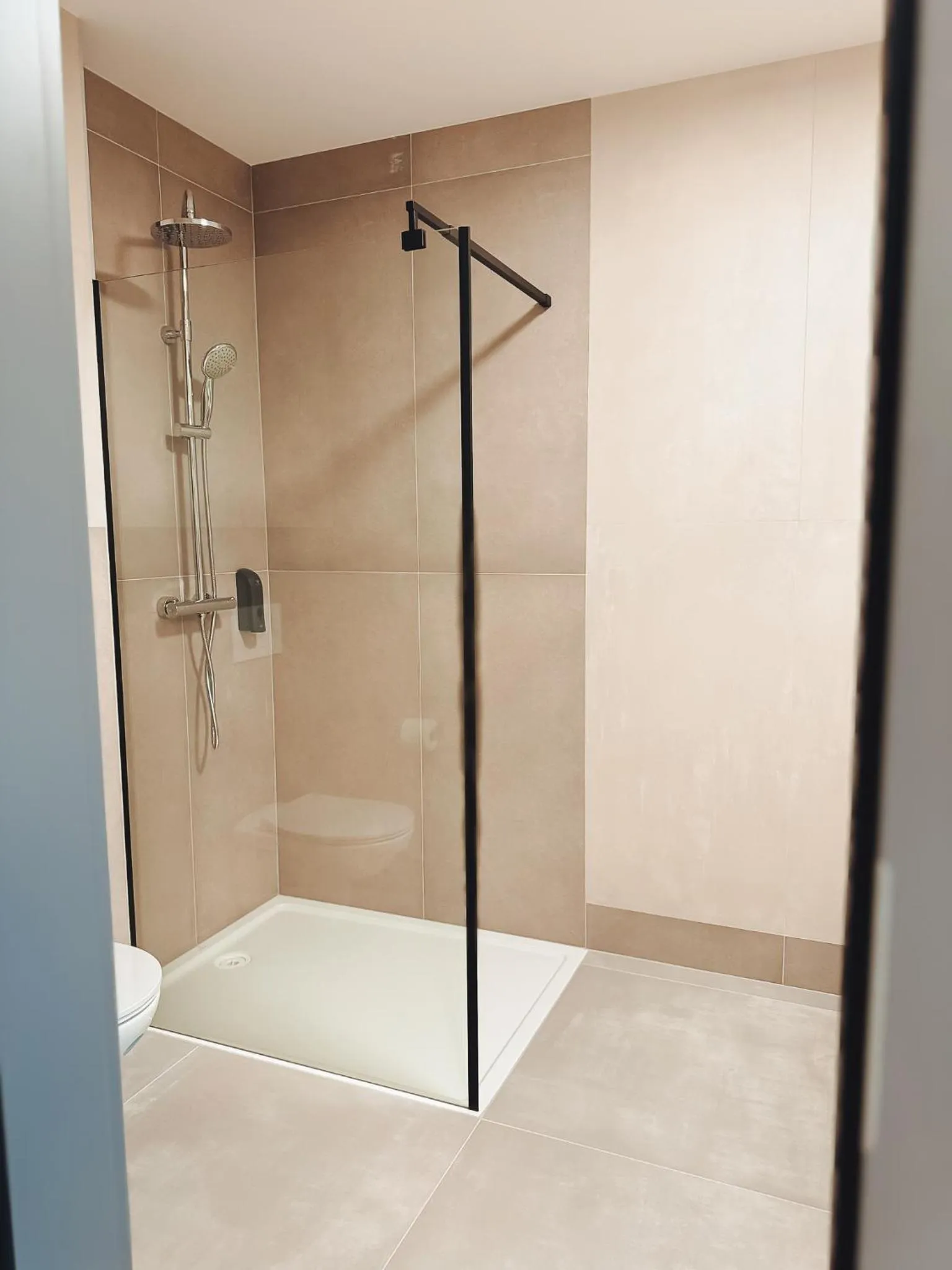 Shower in F Hotel 24h Check-In