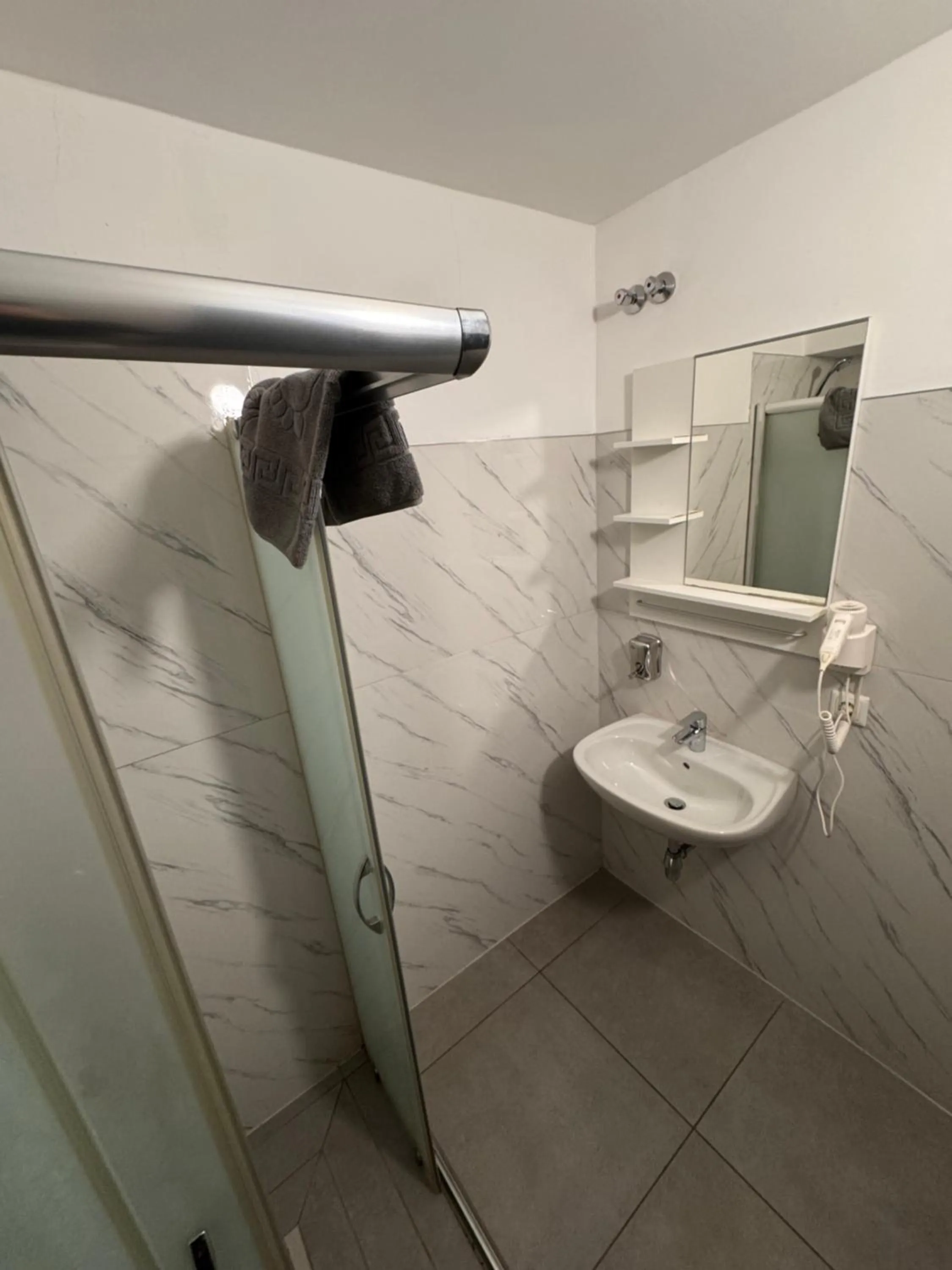 F Hotel 24h Check-In