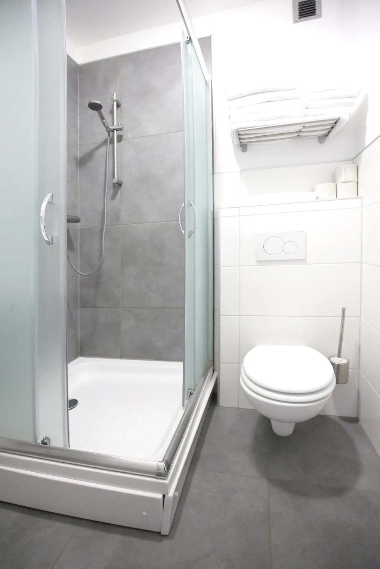 Shower in F Hotel 24h Check-In