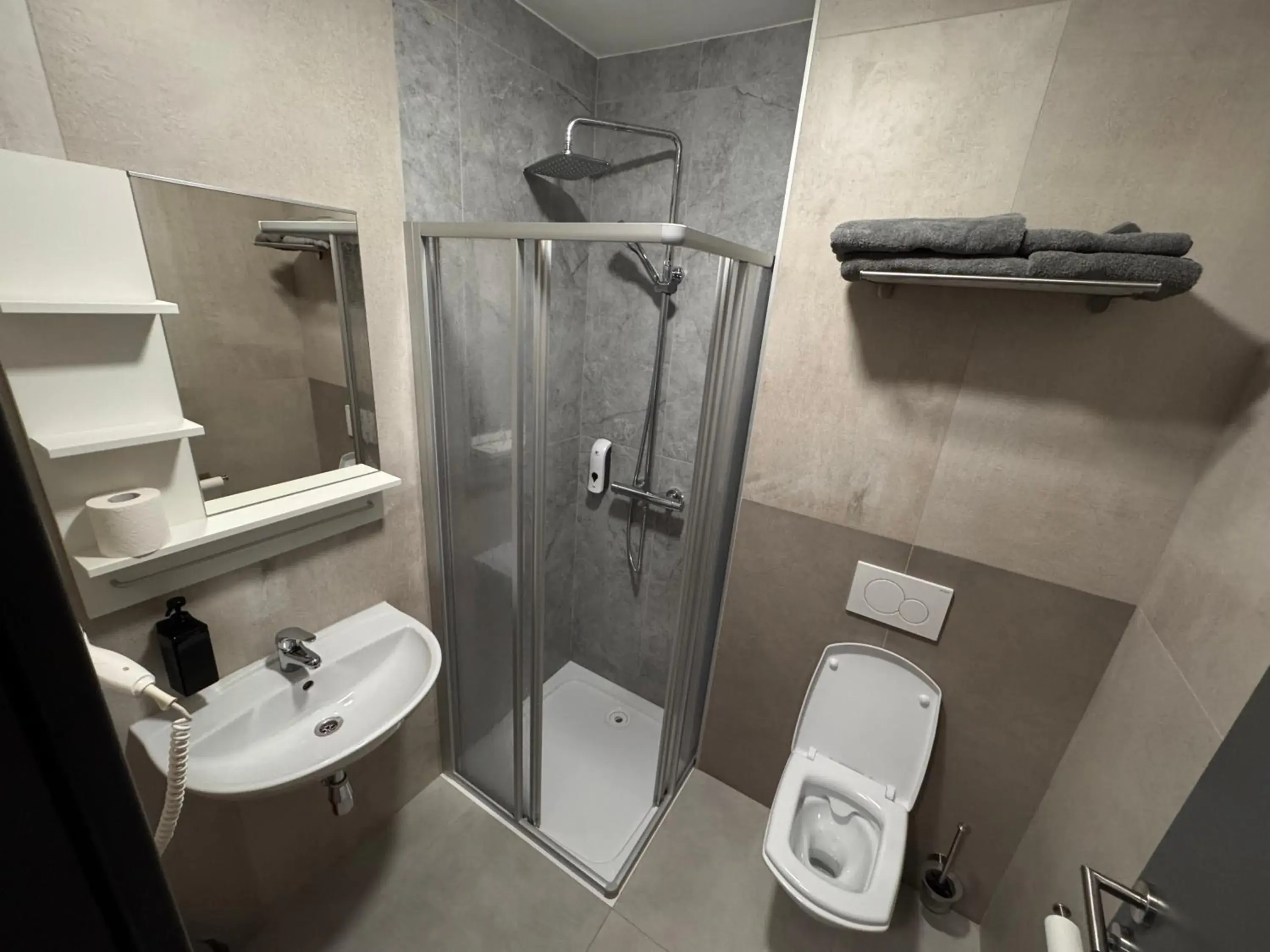 Standard Twin Room in F Hotel 24h Check-In Standard Twin Room in F Hotel 24h Check-In