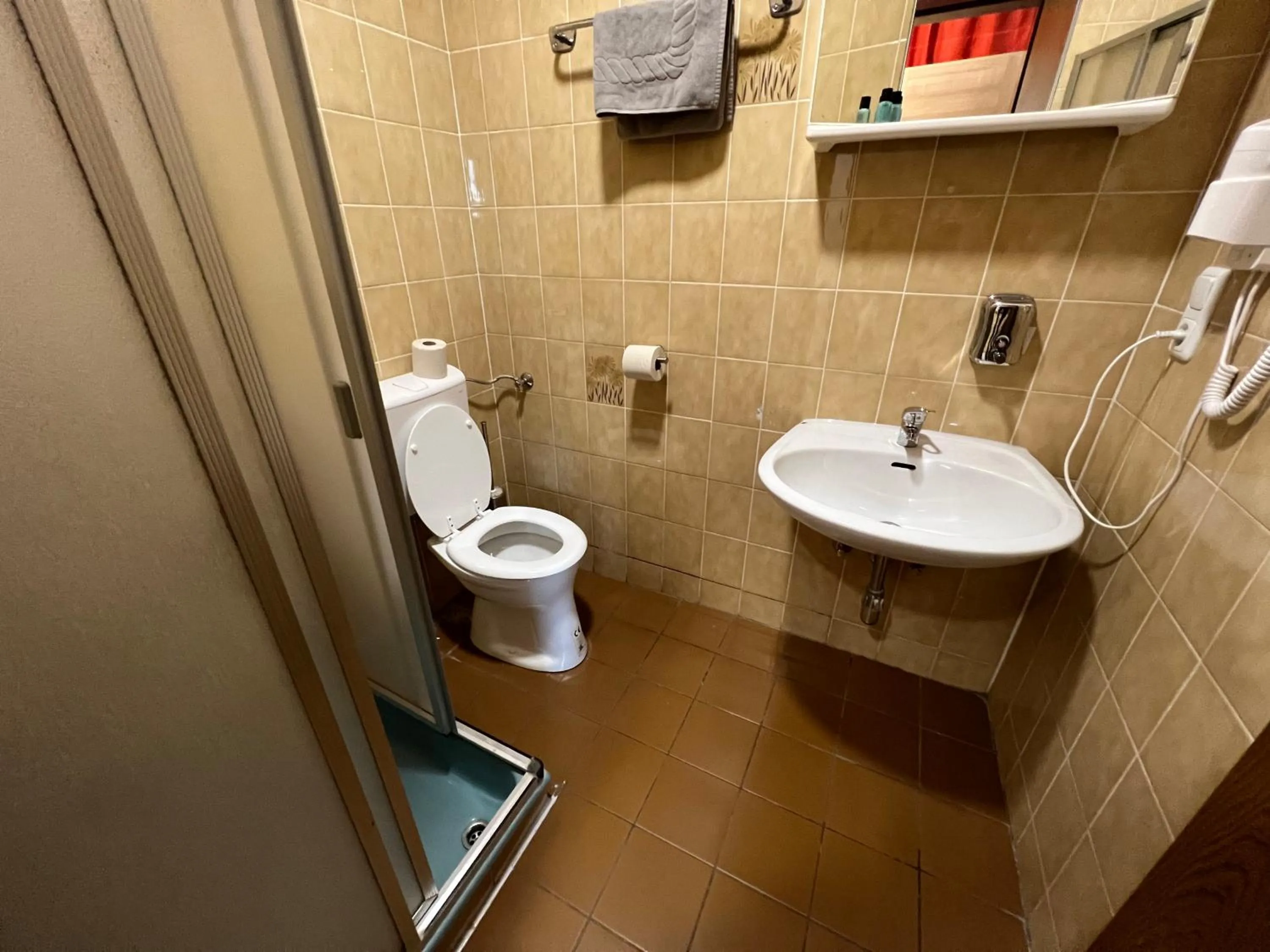 Shower in F Hotel 24h Check-In