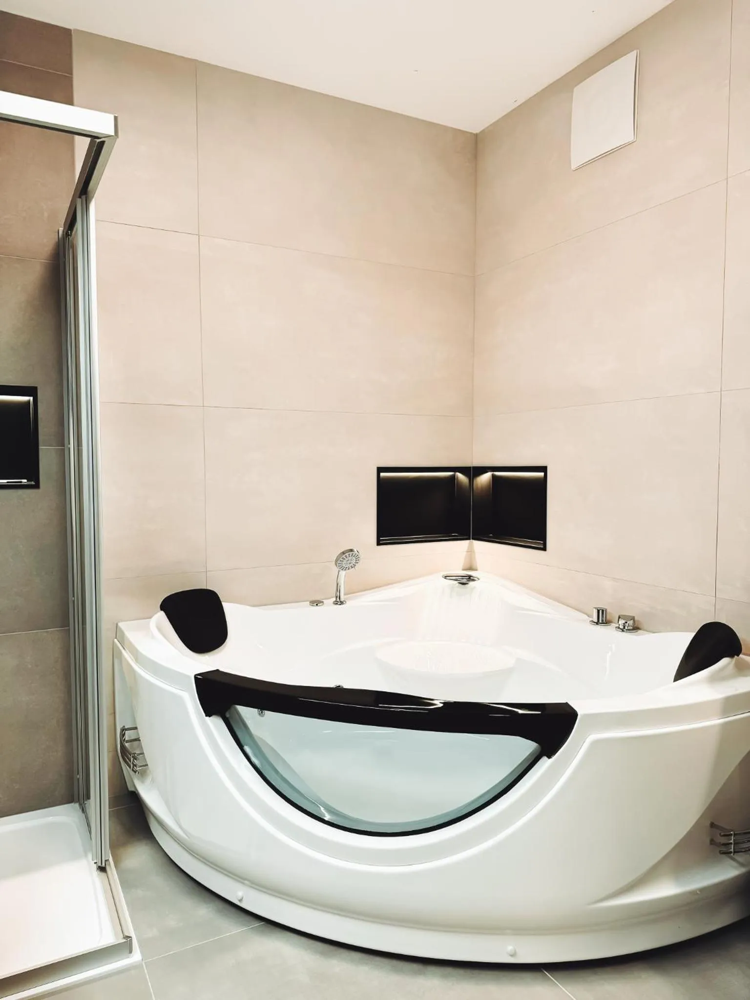 Hot Tub in F Hotel 24h Check-In