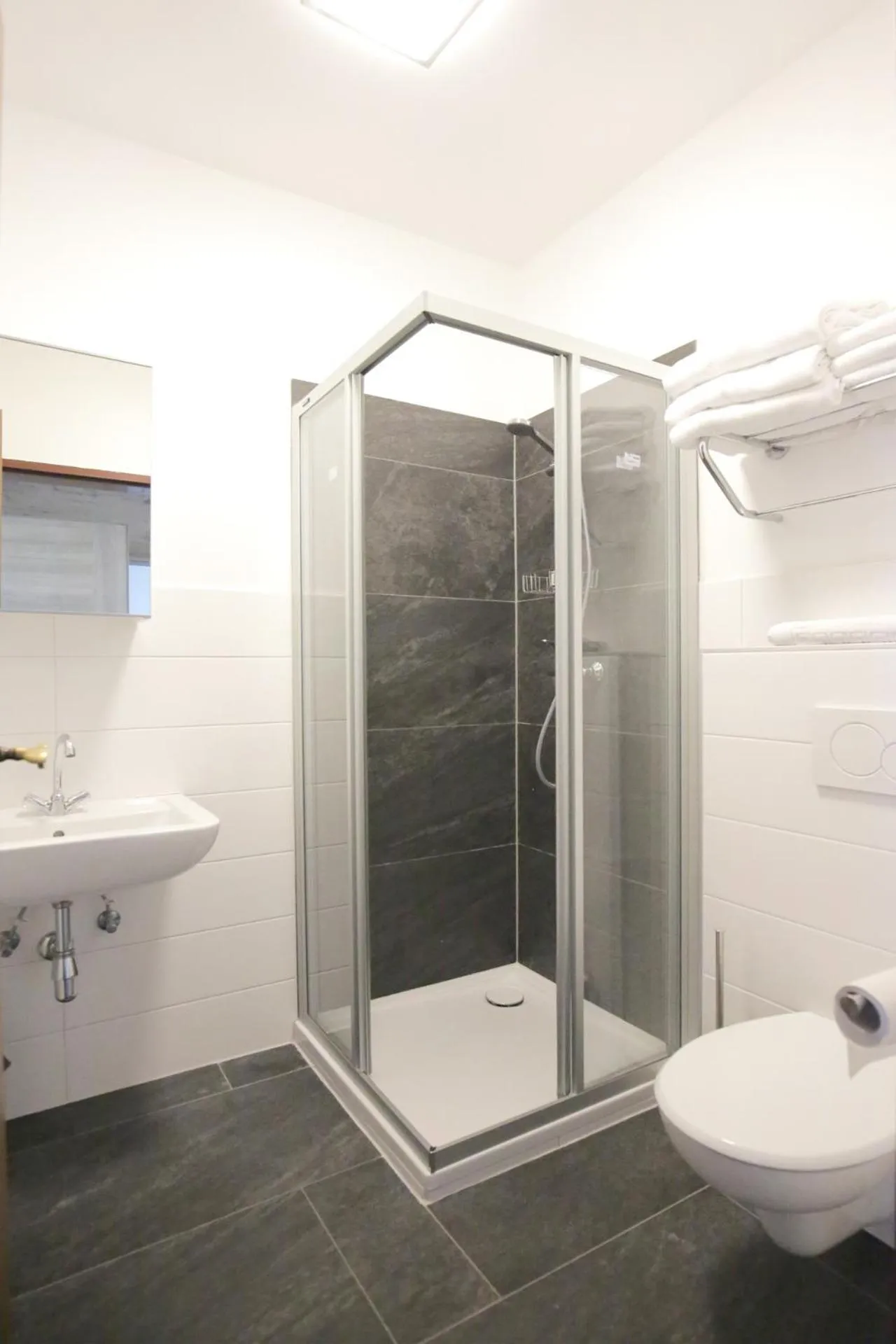 Shower in F Hotel 24h Check-In