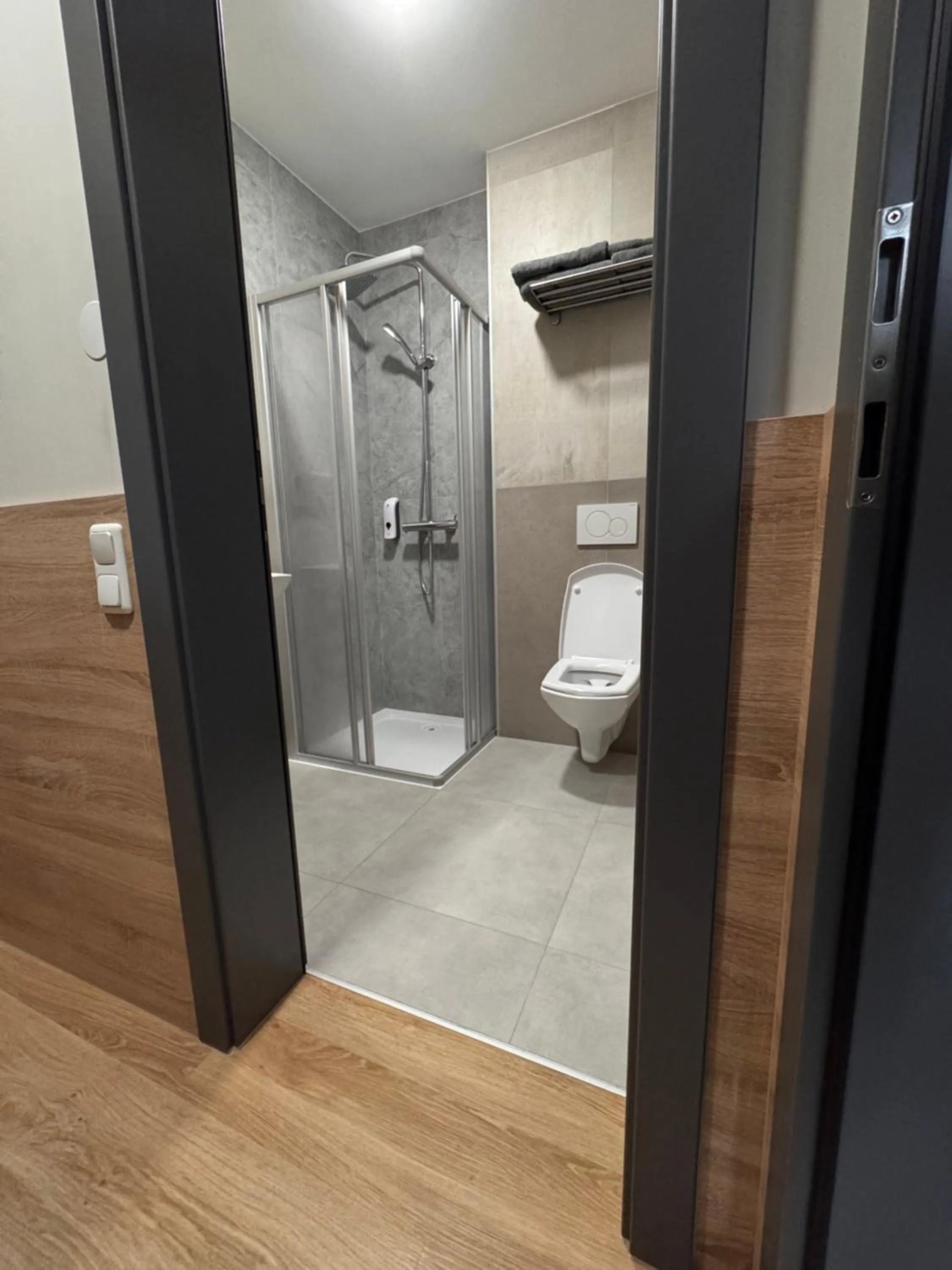 Shower in F Hotel 24h Check-In