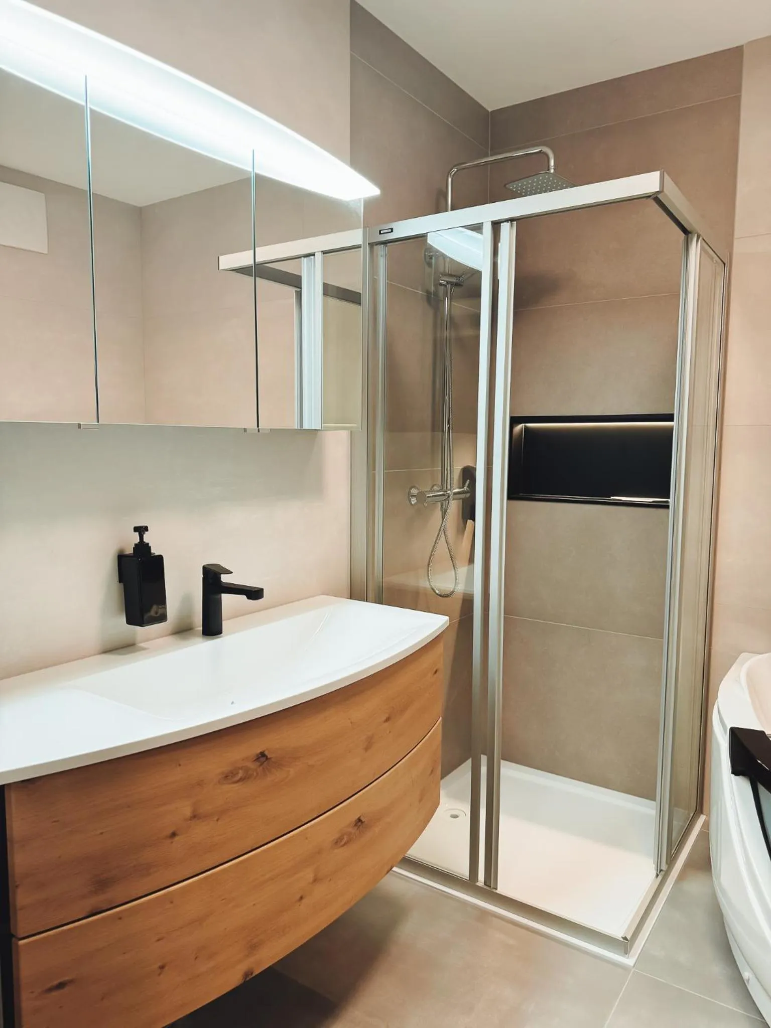 Shower in F Hotel 24h Check-In