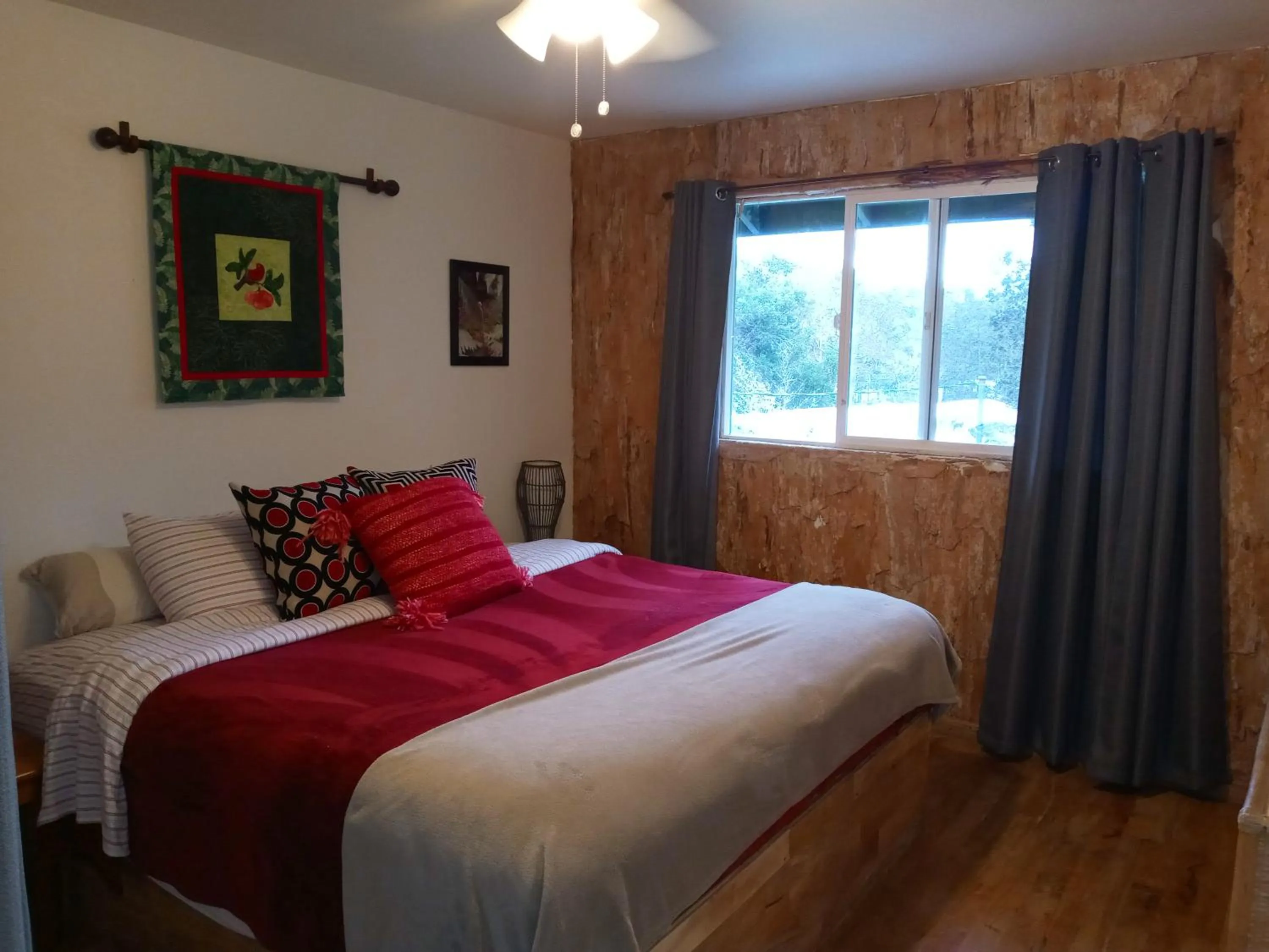 Bedroom, Bed in Aloha Crater Lodge