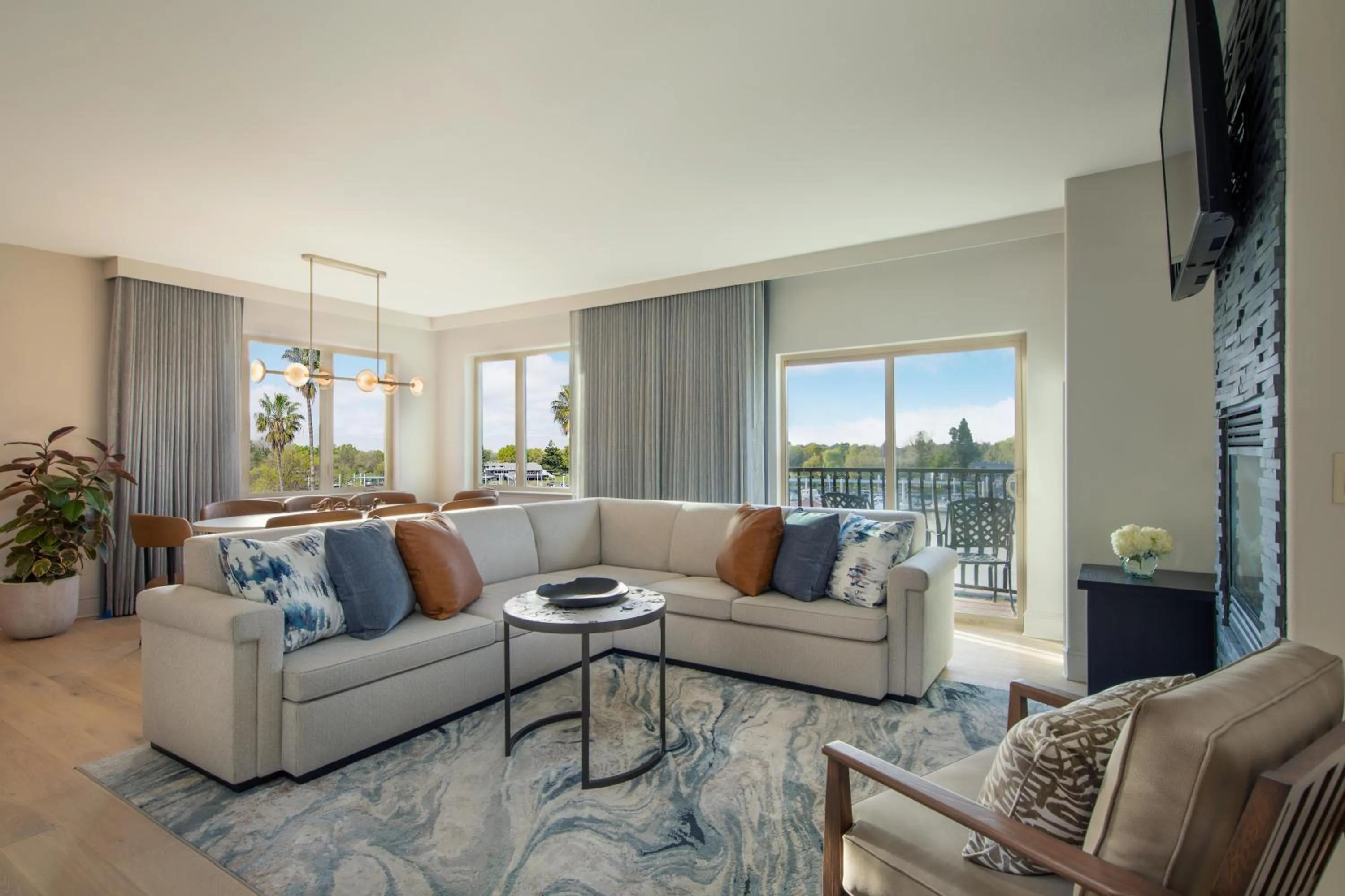 TV and multimedia in The Westin Sacramento Riverfront Hotel & Spa