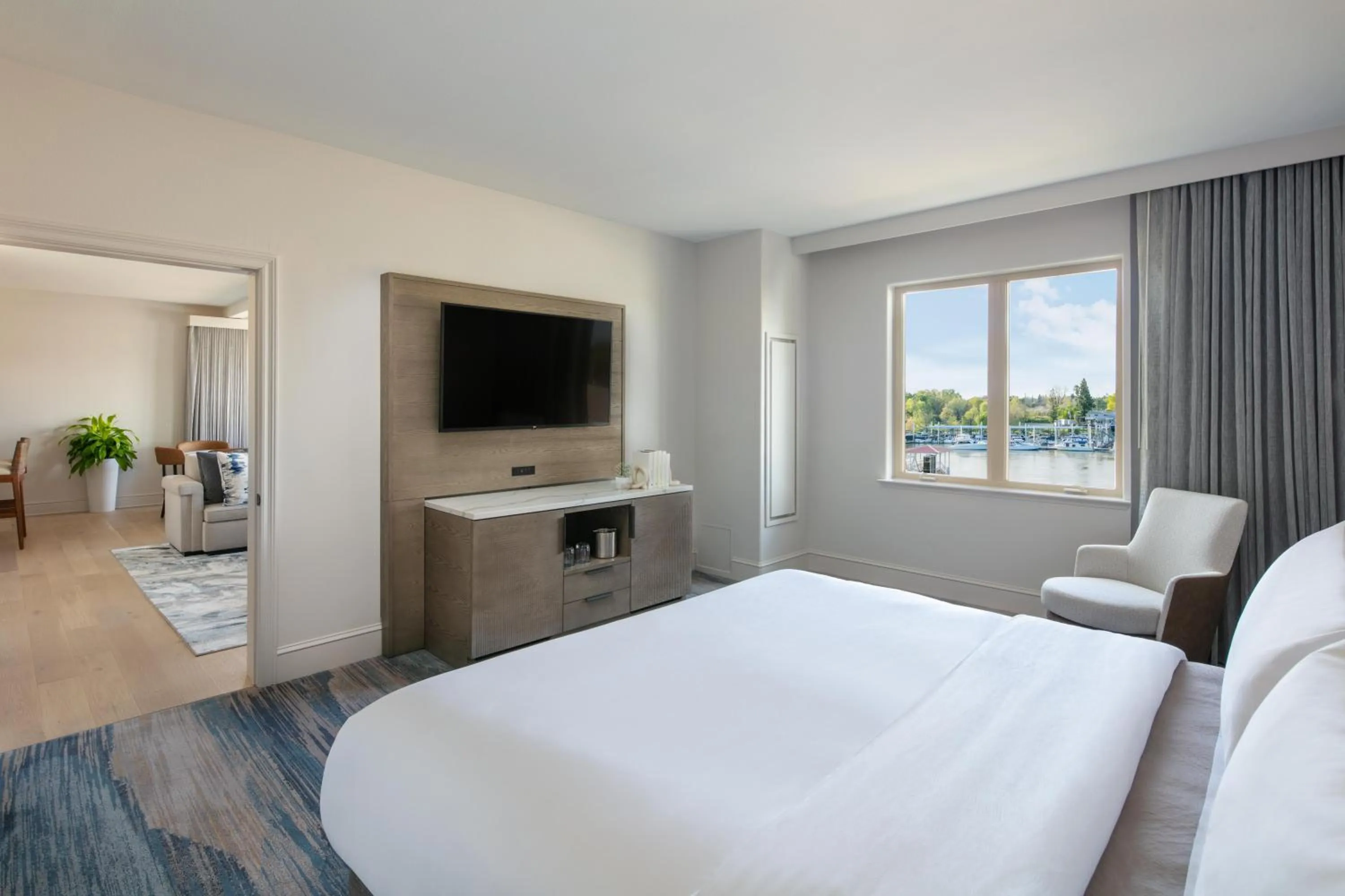 TV and multimedia, Bed in The Westin Sacramento Riverfront Hotel & Spa
