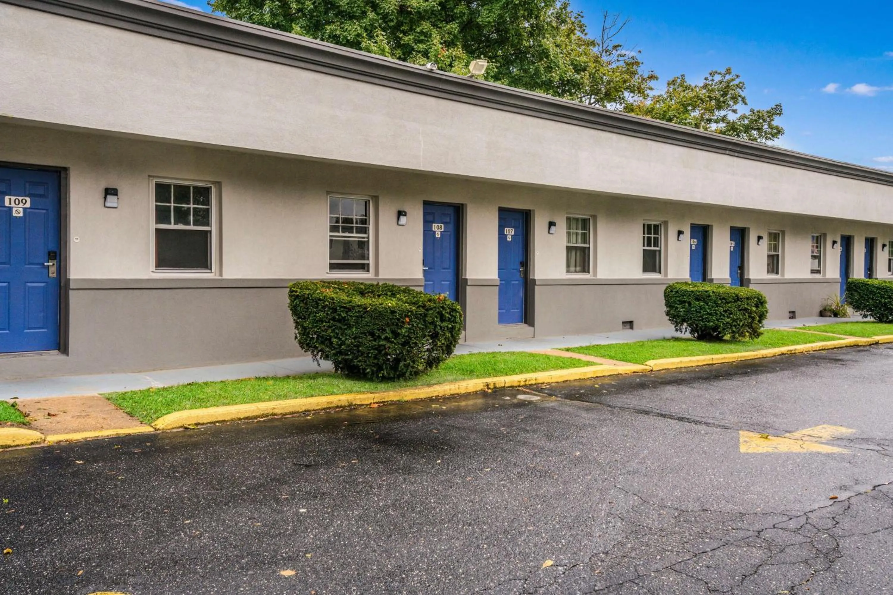 Property building in Motel 6-Tinton Falls, NJ