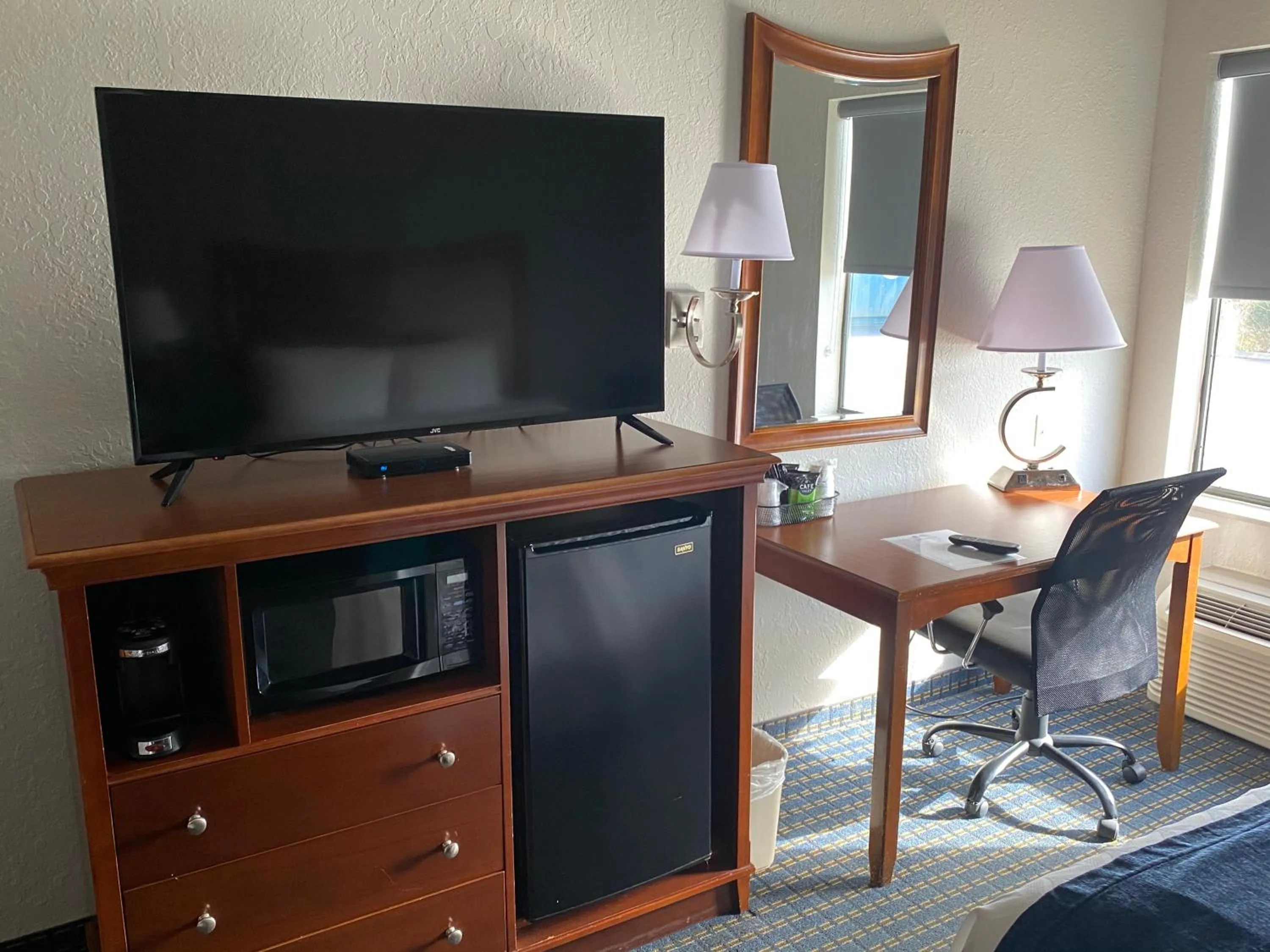 Seating area, TV/Entertainment Center in Best Western Somerset
