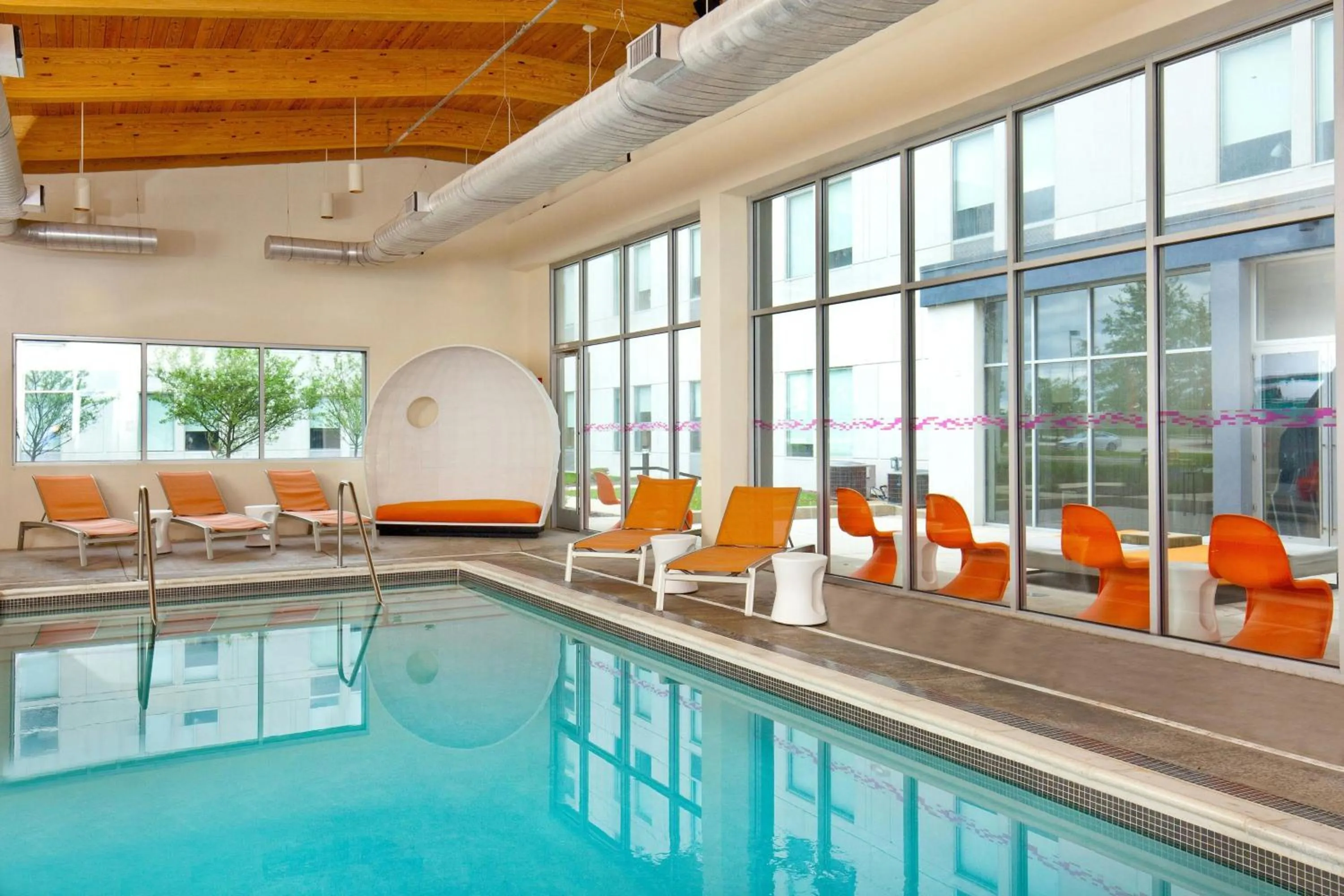 Swimming pool in Aloft Bolingbrook