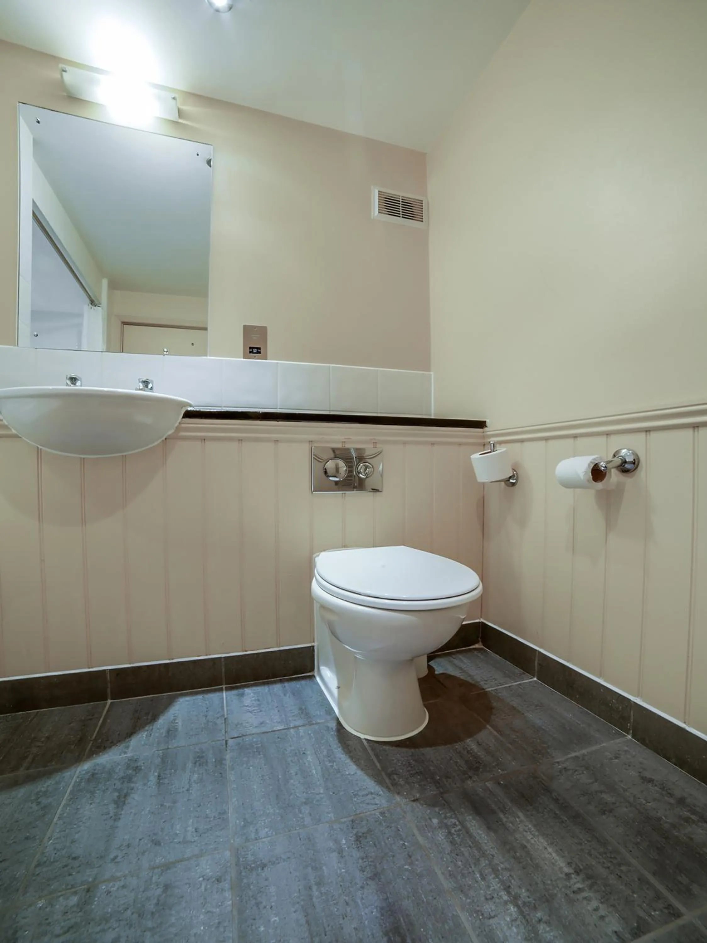 Bathroom in The Bridge House Hotel
