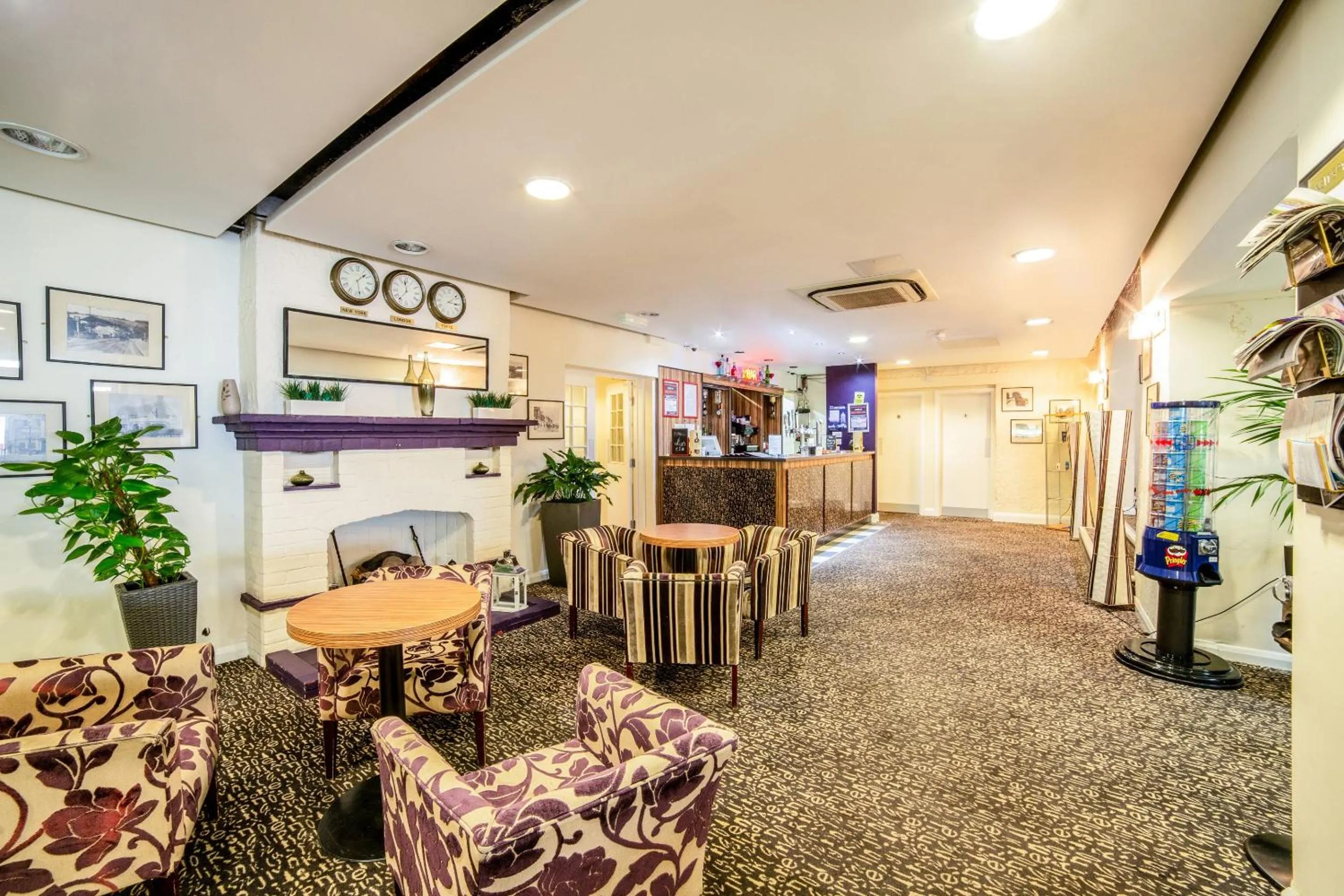 Lounge or bar in The Bridge House Hotel