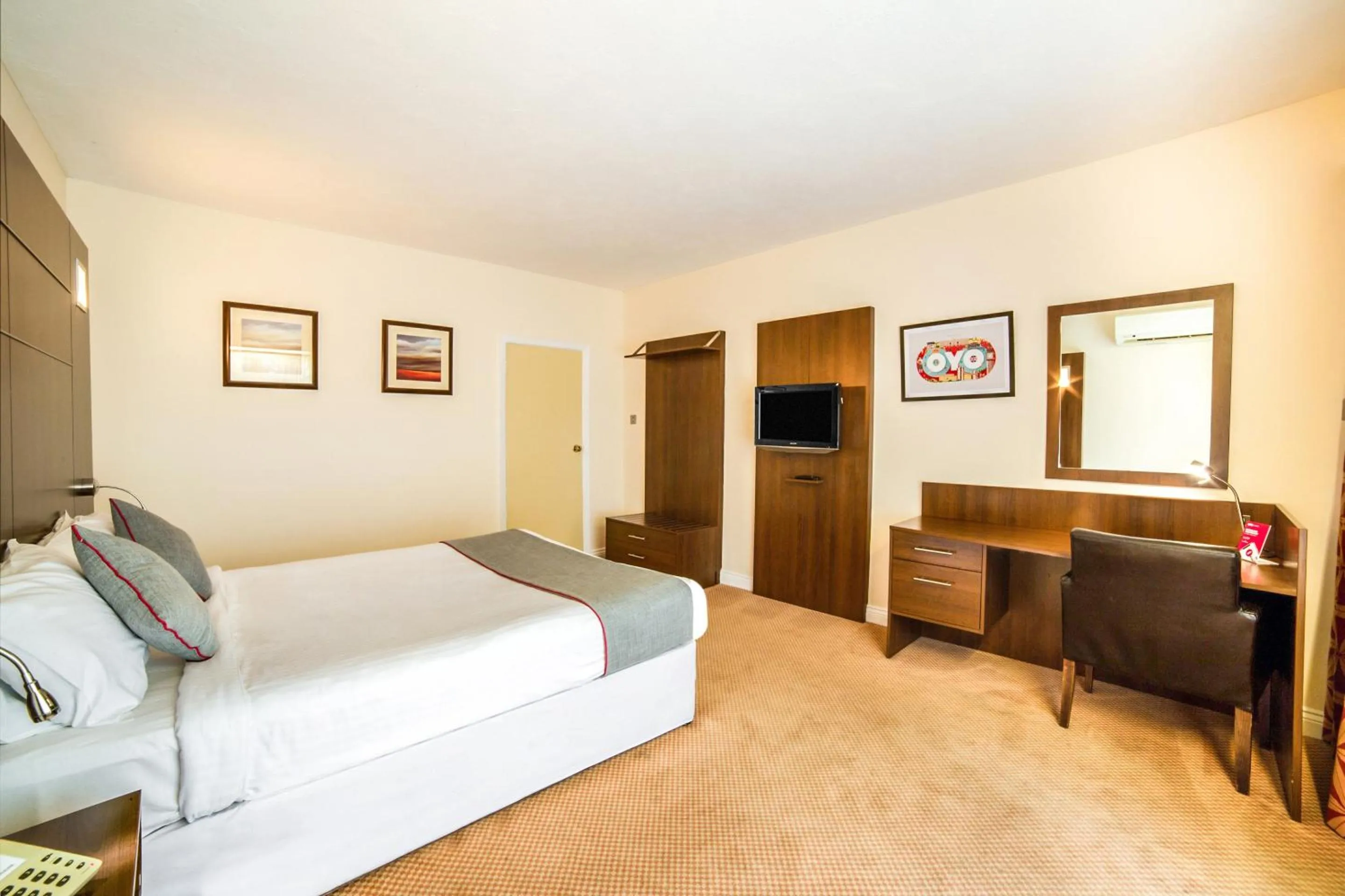 Bedroom, Bed in The Bridge House Hotel