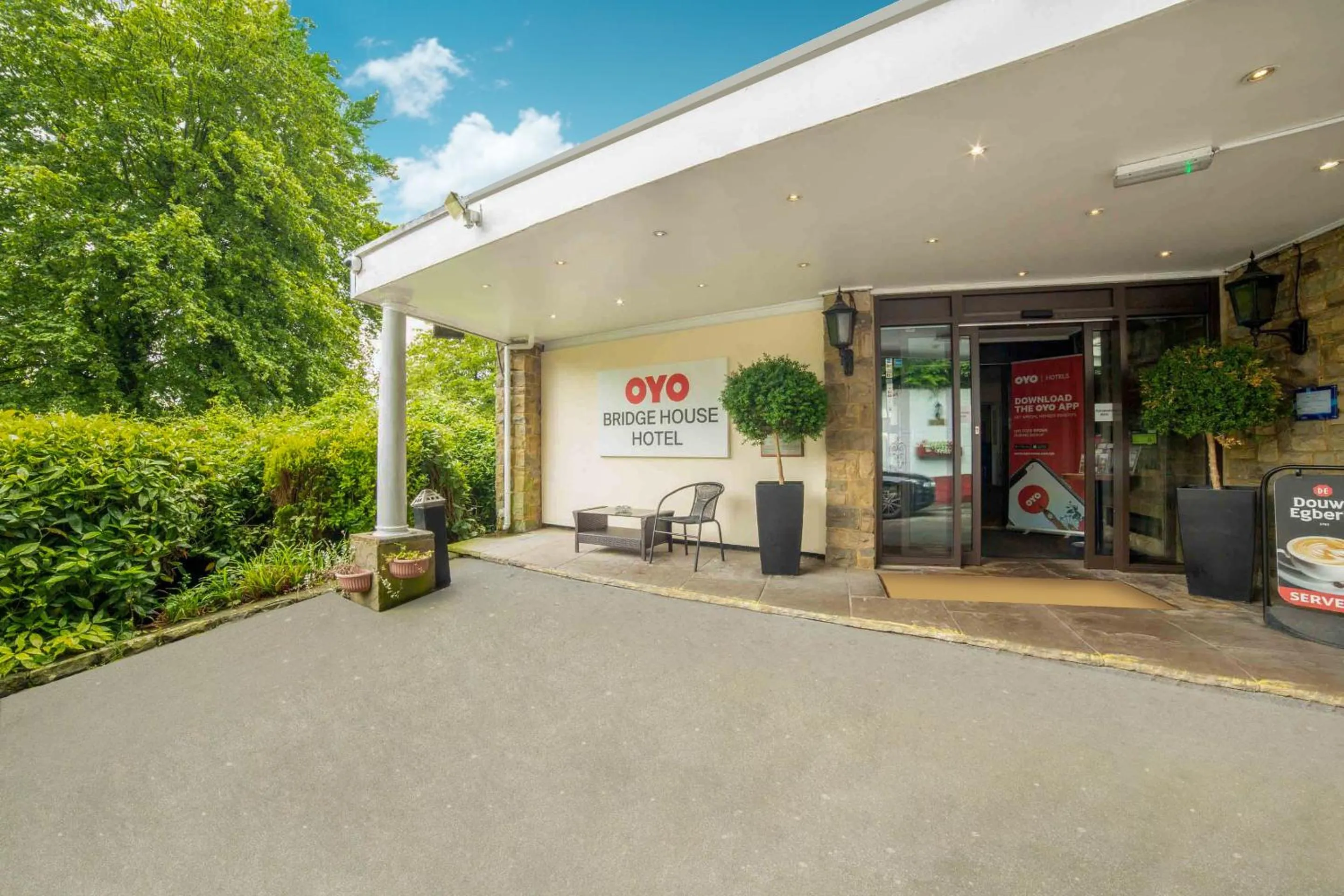 Facade/entrance in The Bridge House Hotel