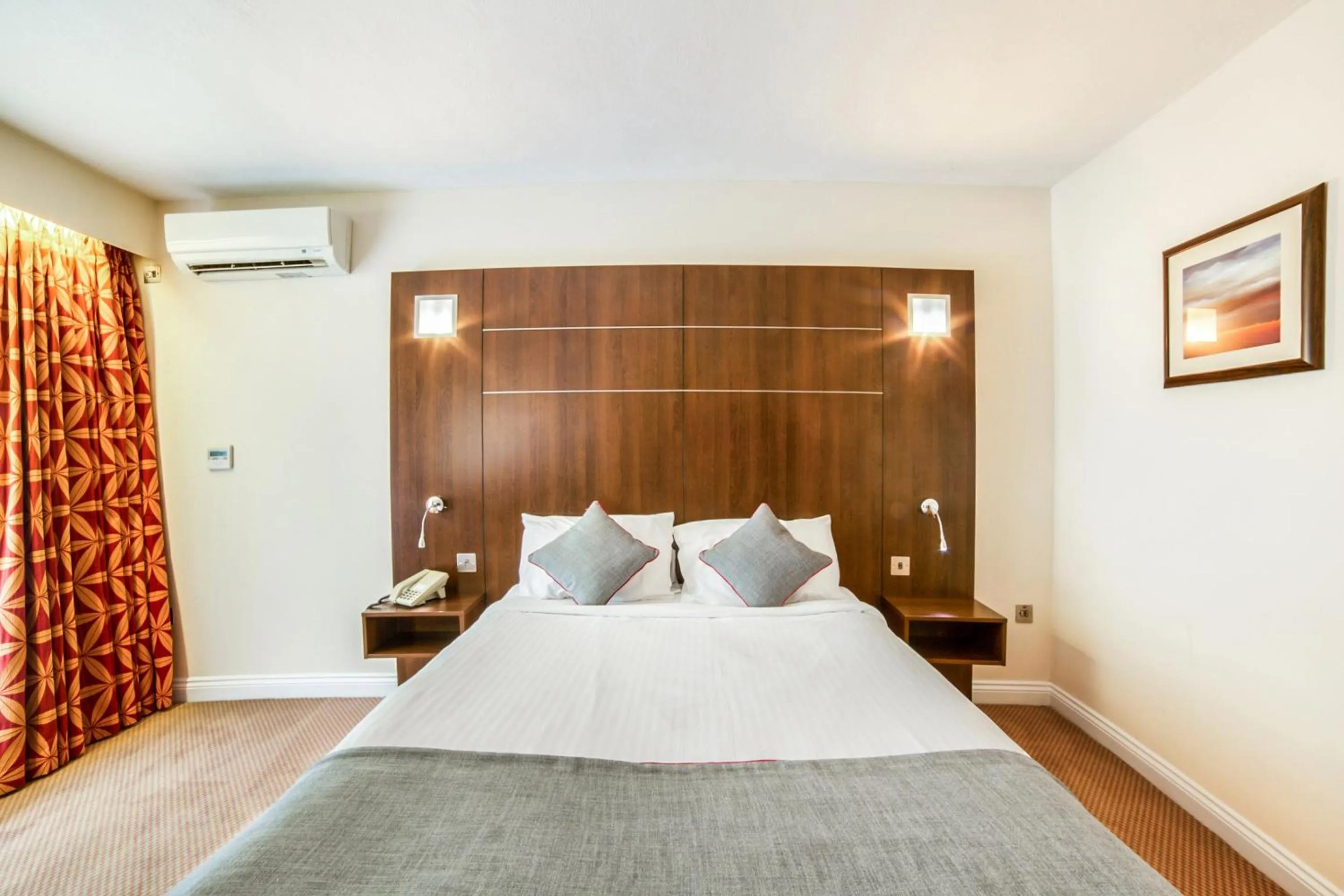 Bedroom, Bed in The Bridge House Hotel