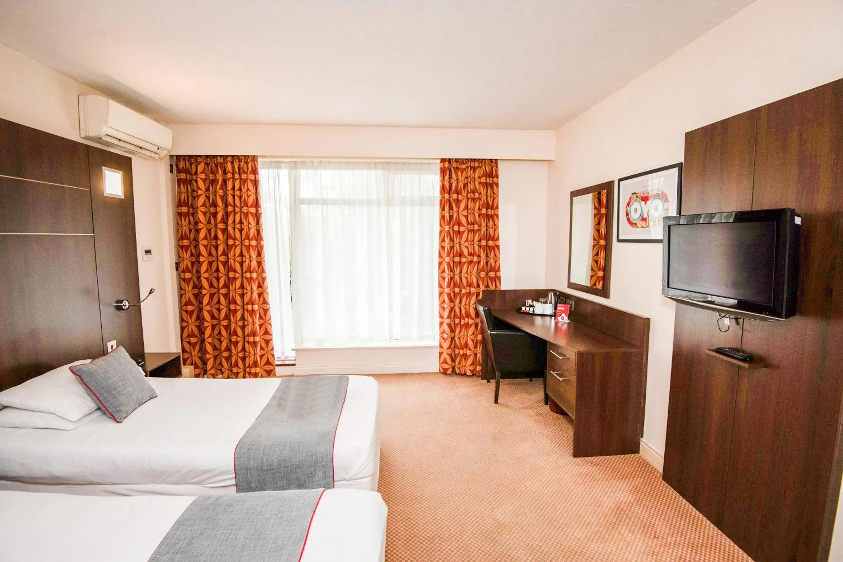 Photo of the whole room, Bed in The Bridge House Hotel