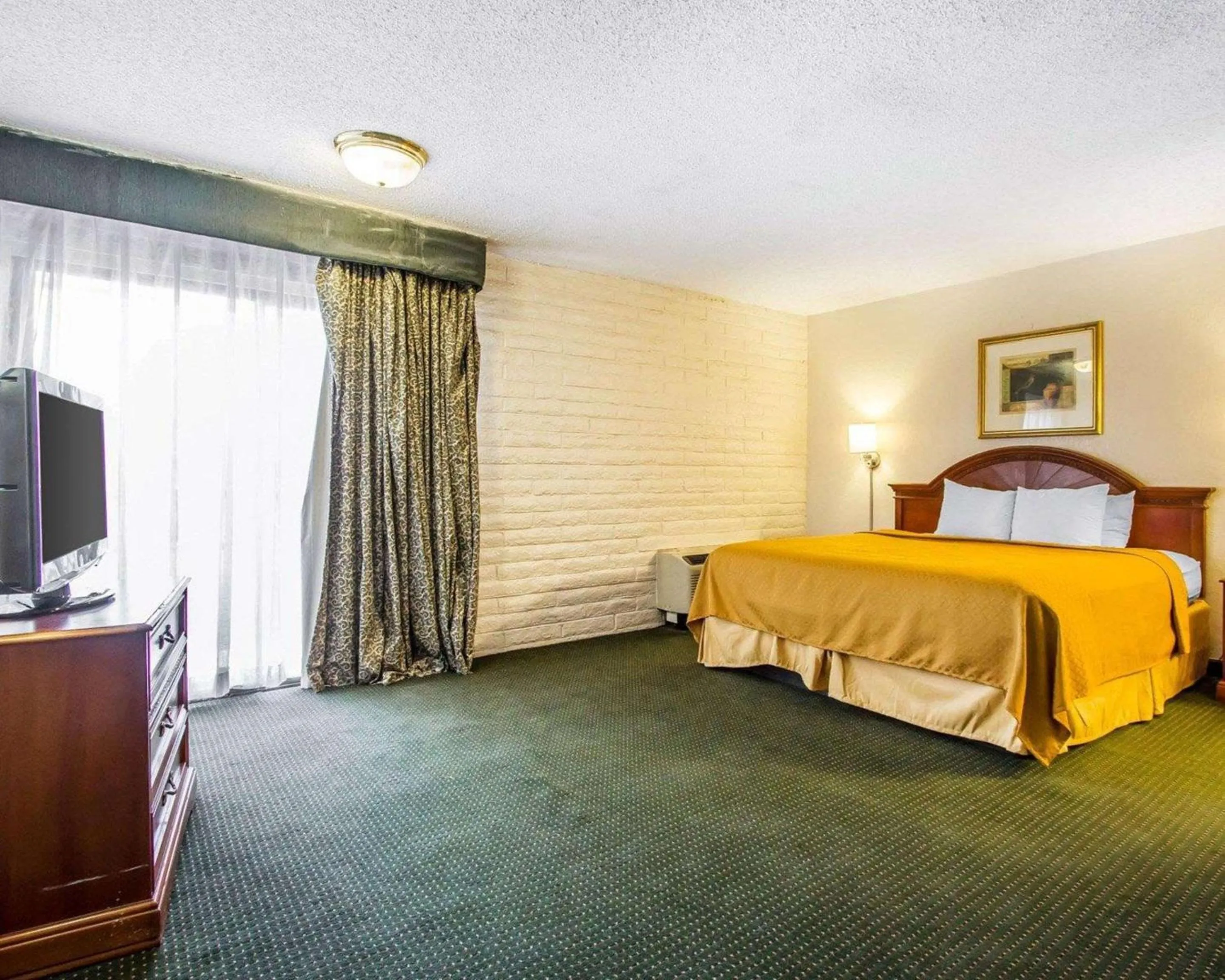 Photo of the whole room, Bed in Quality Inn Tucson Downtown near Convention Center