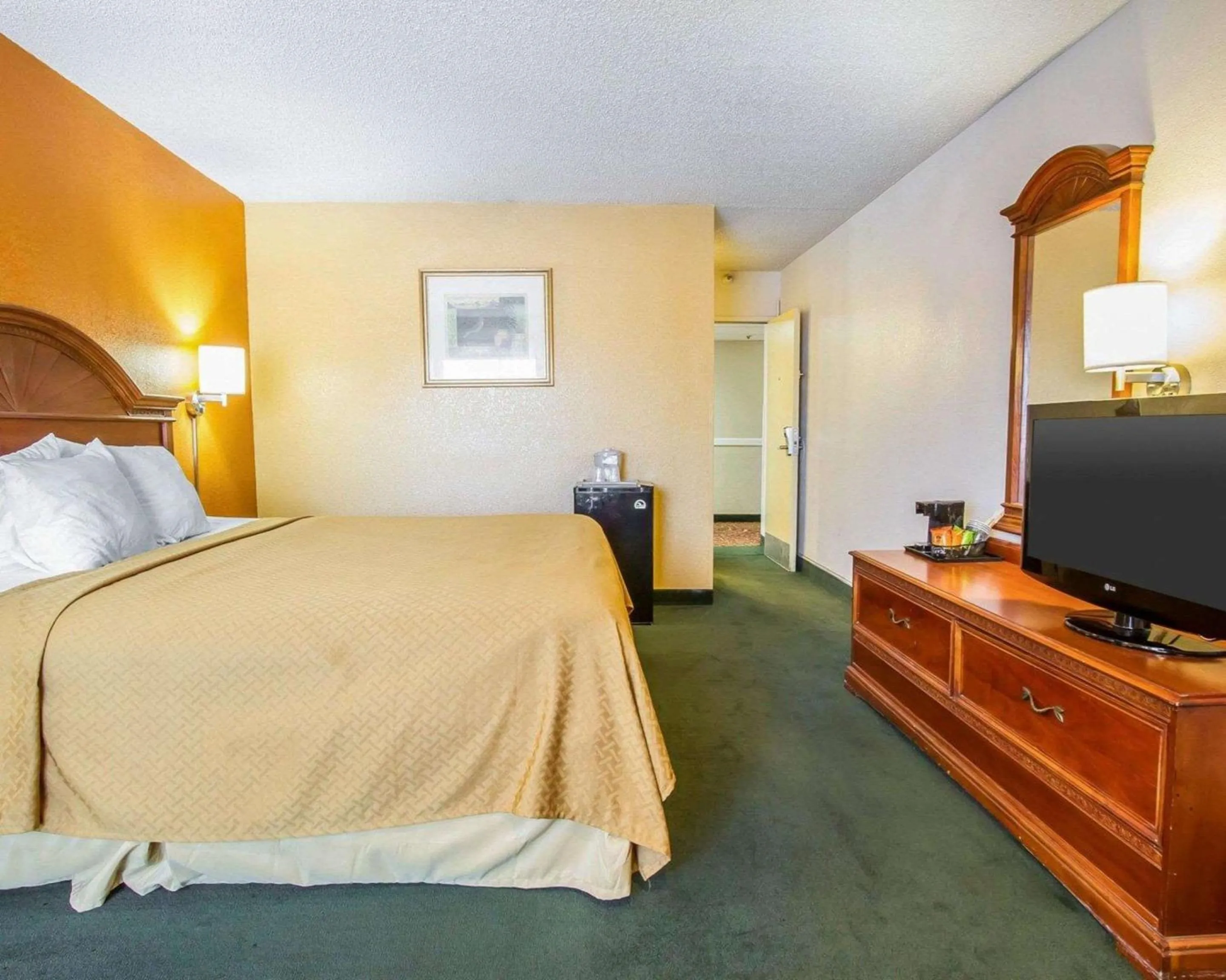 Photo of the whole room, Bed in Quality Inn Tucson Downtown near Convention Center