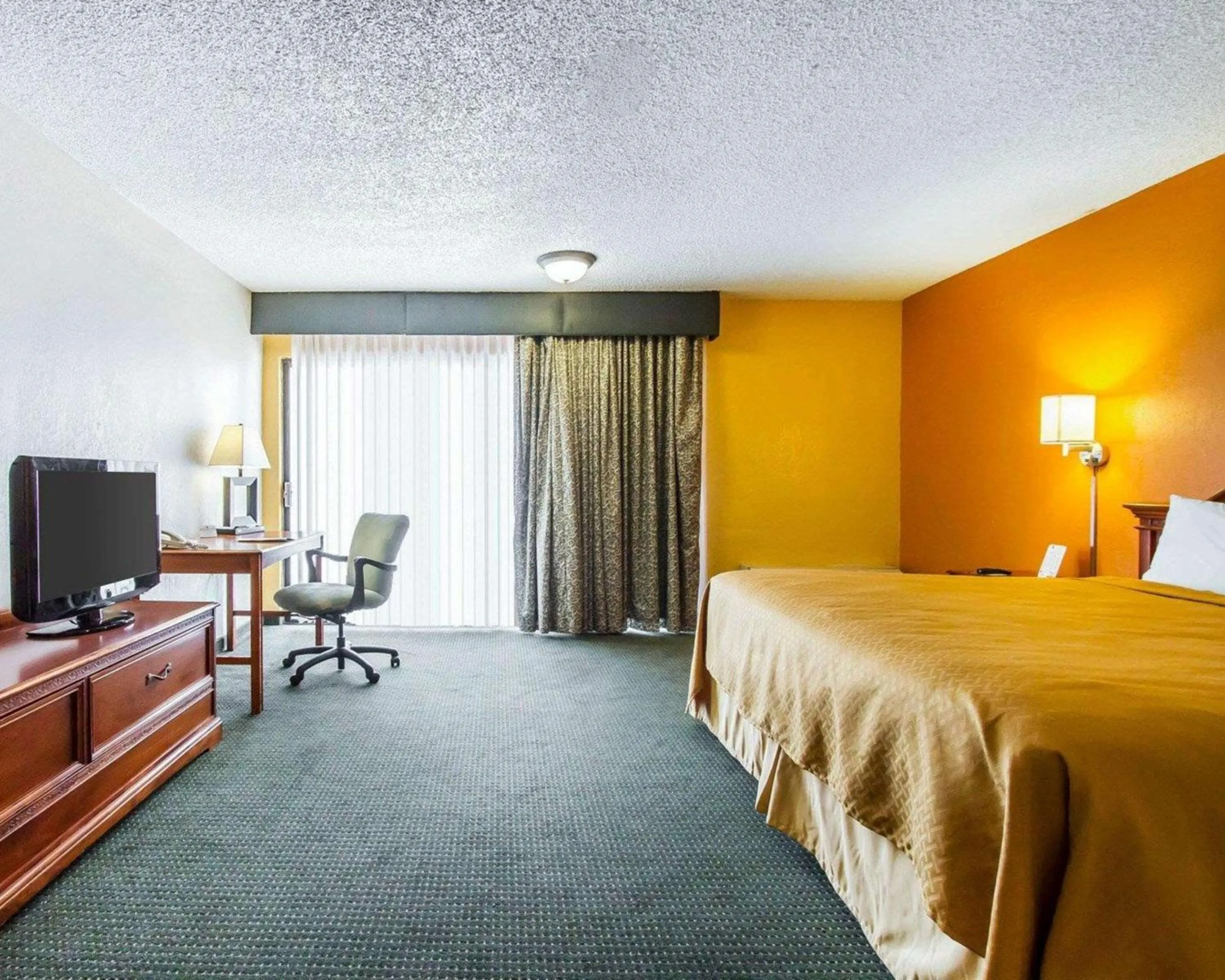 Photo of the whole room, Bed in Quality Inn Tucson Downtown near Convention Center