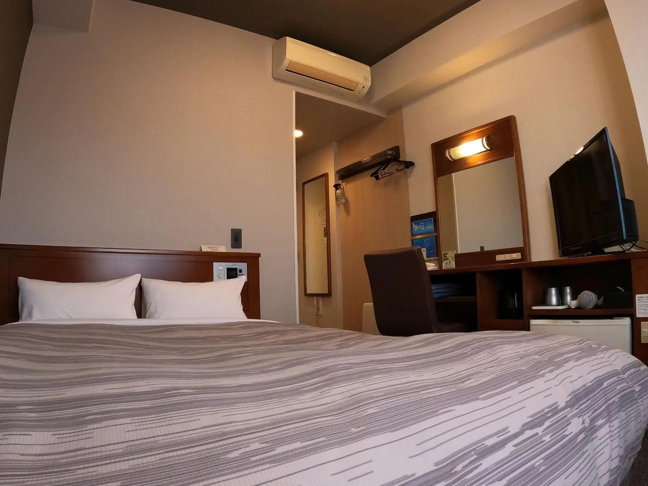 Bedroom, Bed in Hotel Route-Inn Gotenba Eki-Minami Bedroom, Bed in Hotel Route-Inn Gotenba Eki-Minami