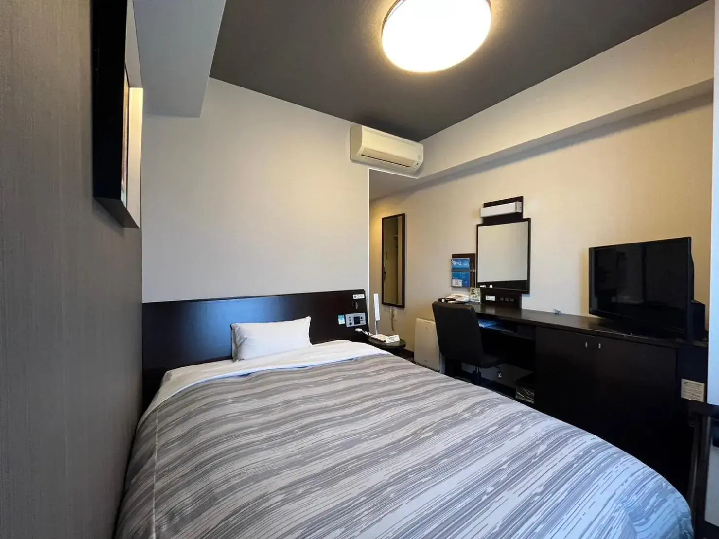 Bedroom, Bed in Hotel Route-Inn Gotenba Eki-Minami Bedroom, Bed in Hotel Route-Inn Gotenba Eki-Minami