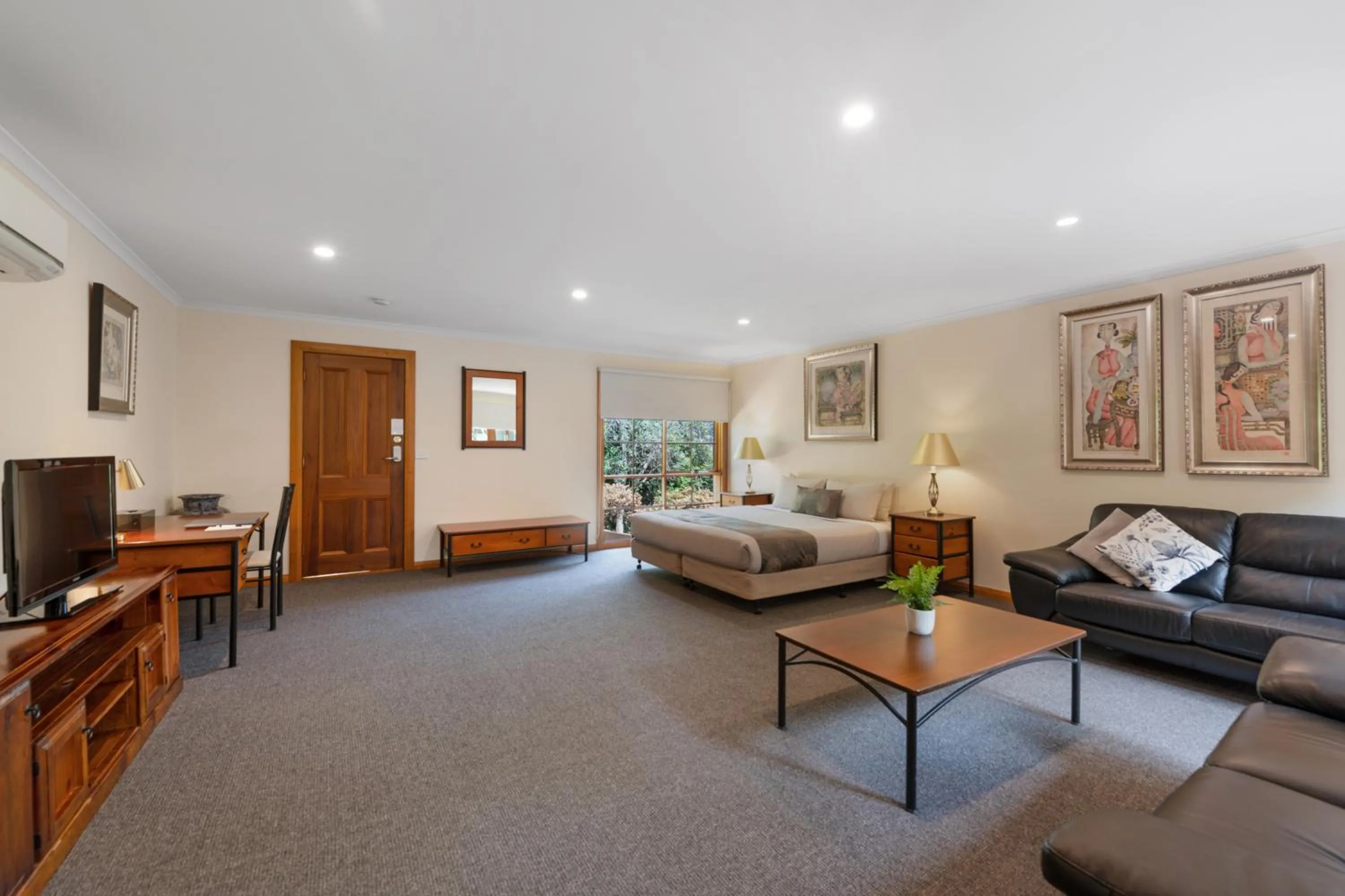 Photo of the whole room in Hideaway on George